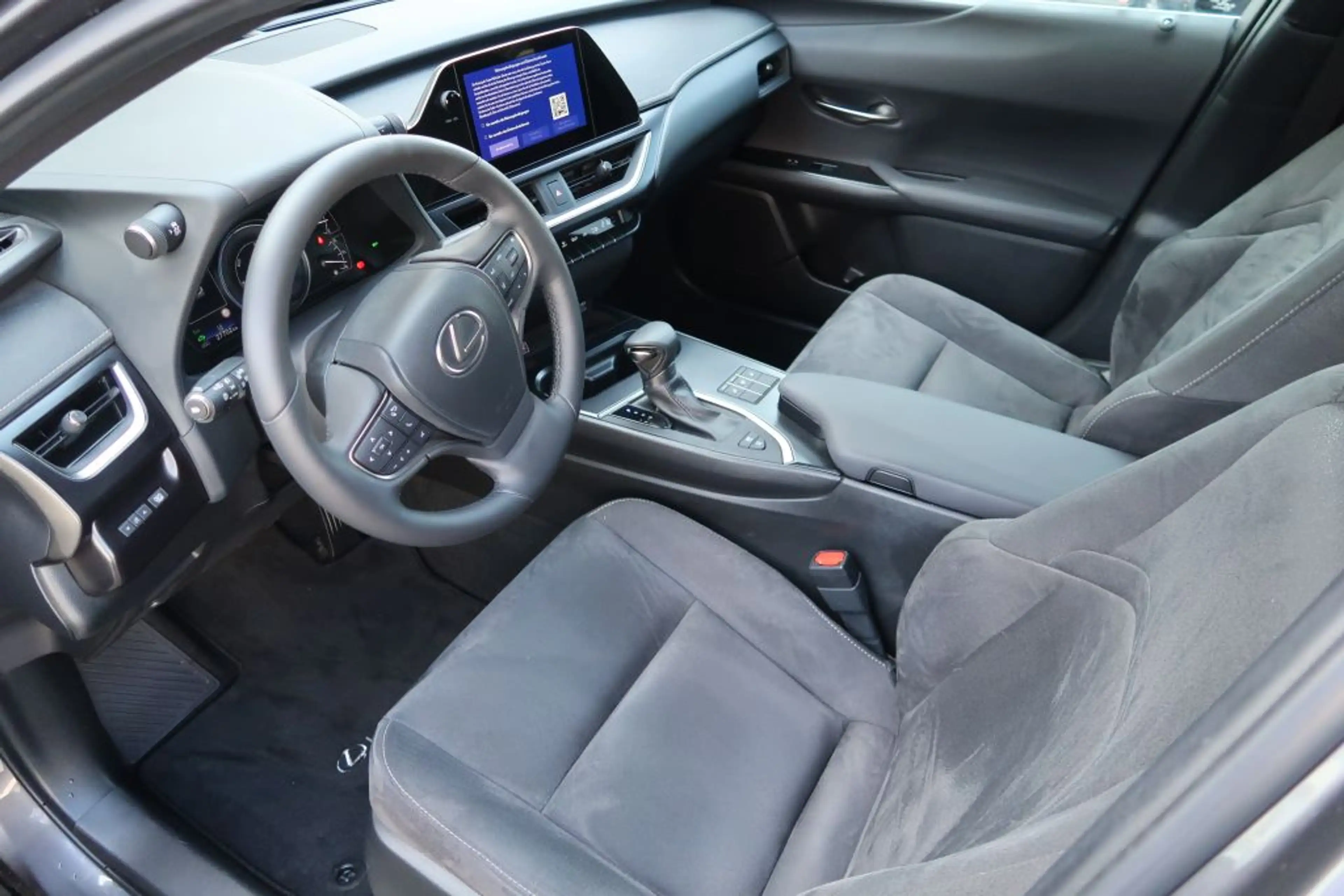 Lexus UX 250h Style Edition — photo 10