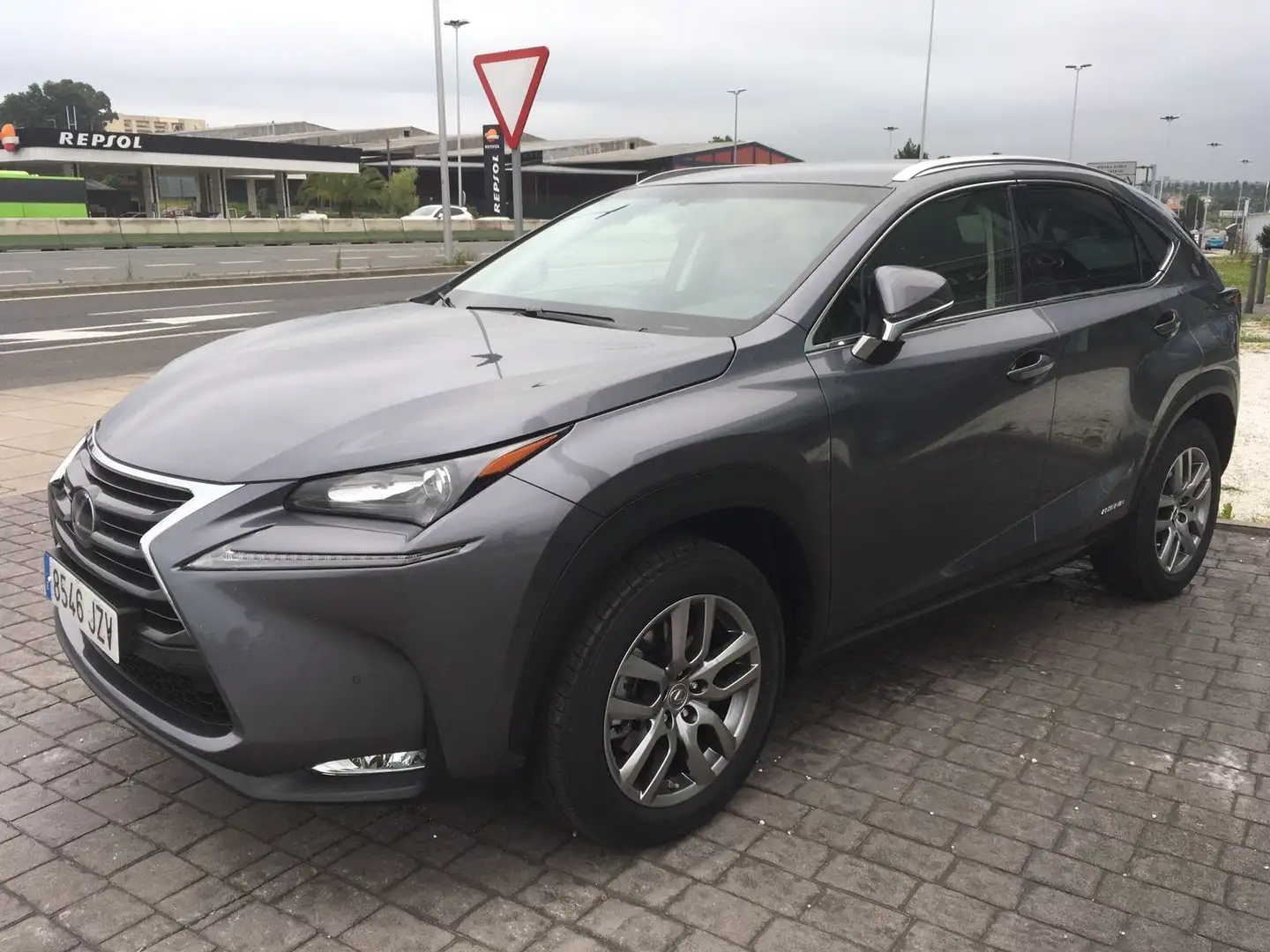 Lexus NX 300h Executive 4WD Tecno + Navibox Gris - 1