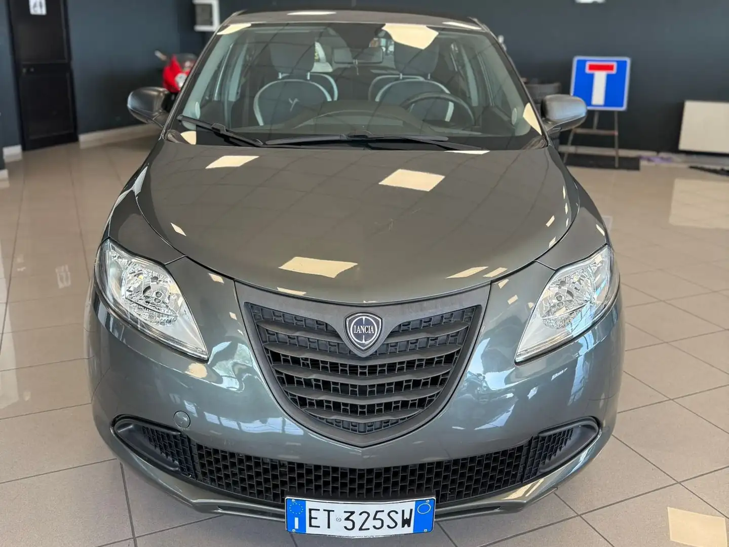 Lancia Ypsilon Ypsilon 1.2 8v Elefantino s Gris - 2