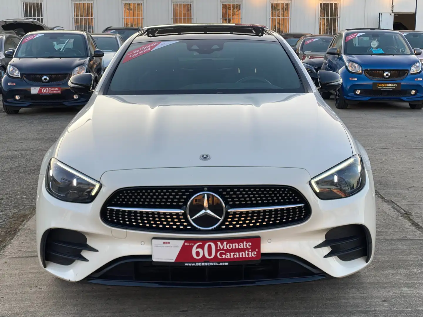 Mercedes-Benz E 400 E400d AMG 4M_Distronic_HuD_Airmatic_360_Mutibeam_ Bílá - 2