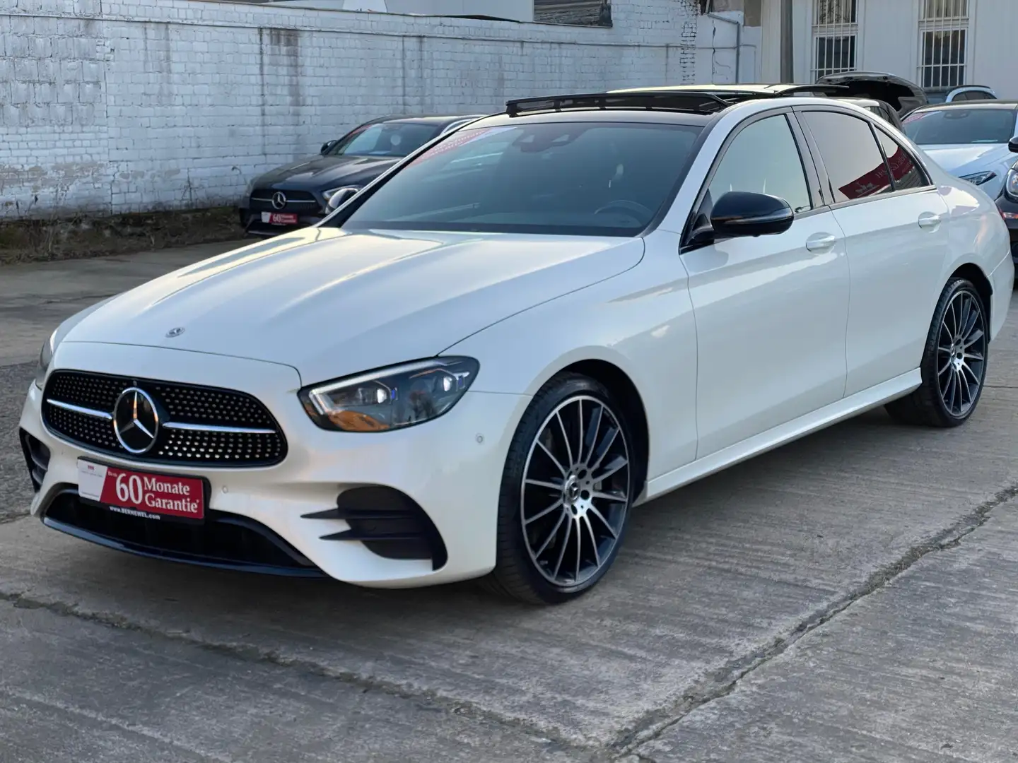 Mercedes-Benz E 400 E400d AMG 4M_Distronic_HuD_Airmatic_360_Mutibeam_ Bílá - 1