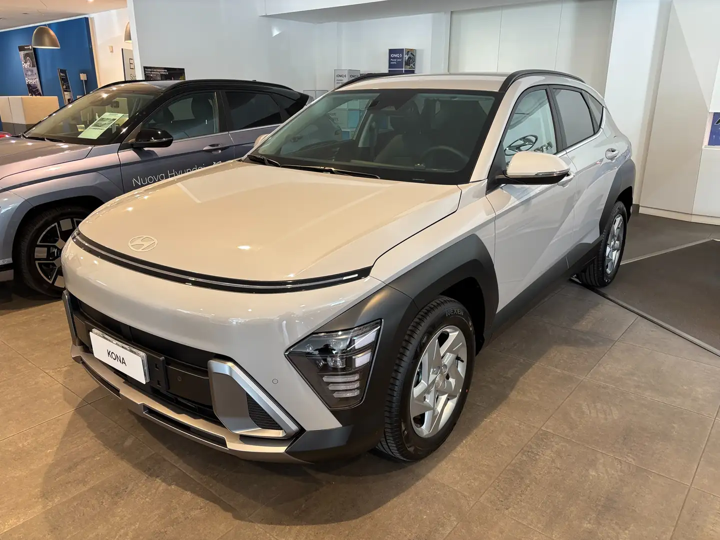 Hyundai KONA 1.0 bnz 100 cv Mild hybrid Xline plus KM ZERO Gris - 1