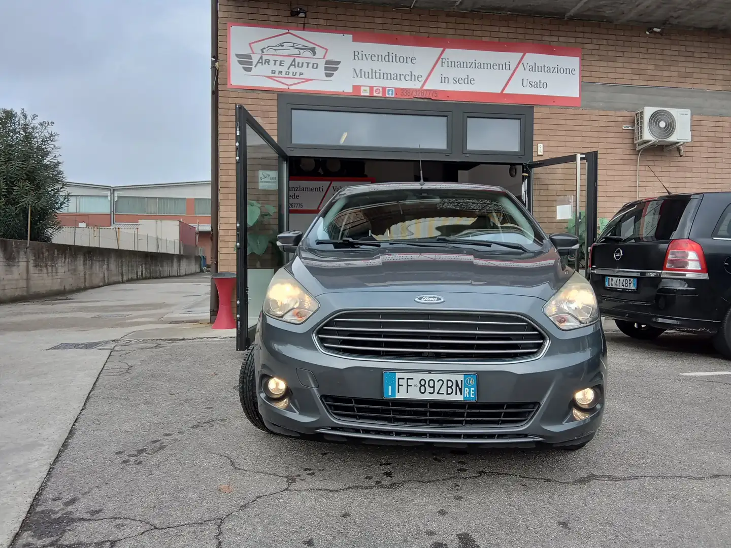 Ford Ka/Ka+ Ka III + 2017 5p Ka + 1.2 70cv Gris - 2