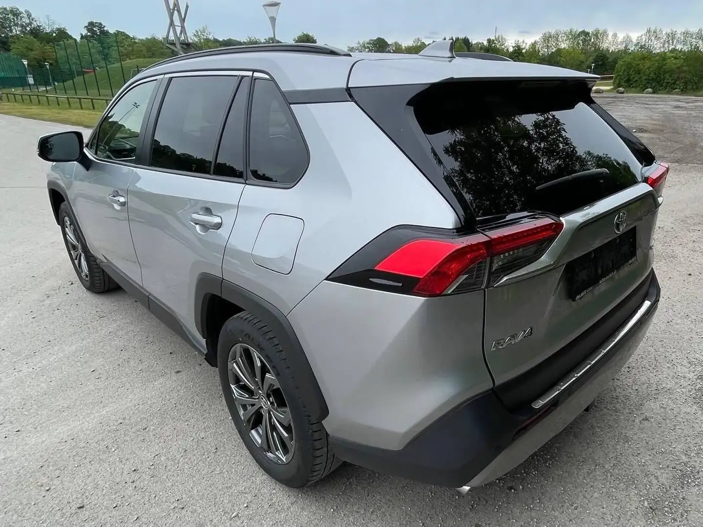 Toyota RAV 4 RAV4 2,5 Hybrid Active Drive AWD Active Drive Silber - 2
