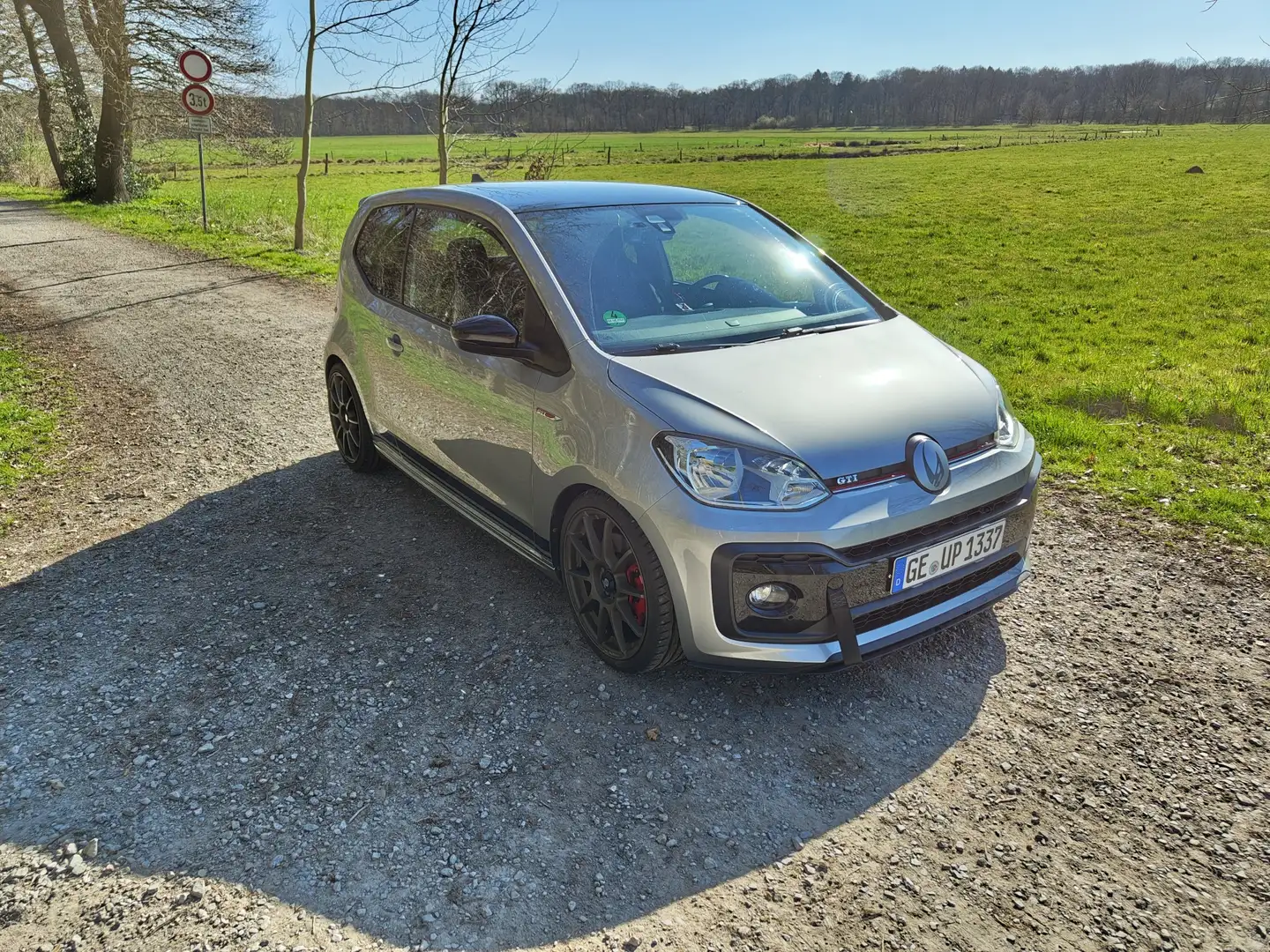 Volkswagen up! GTI Grau - 1
