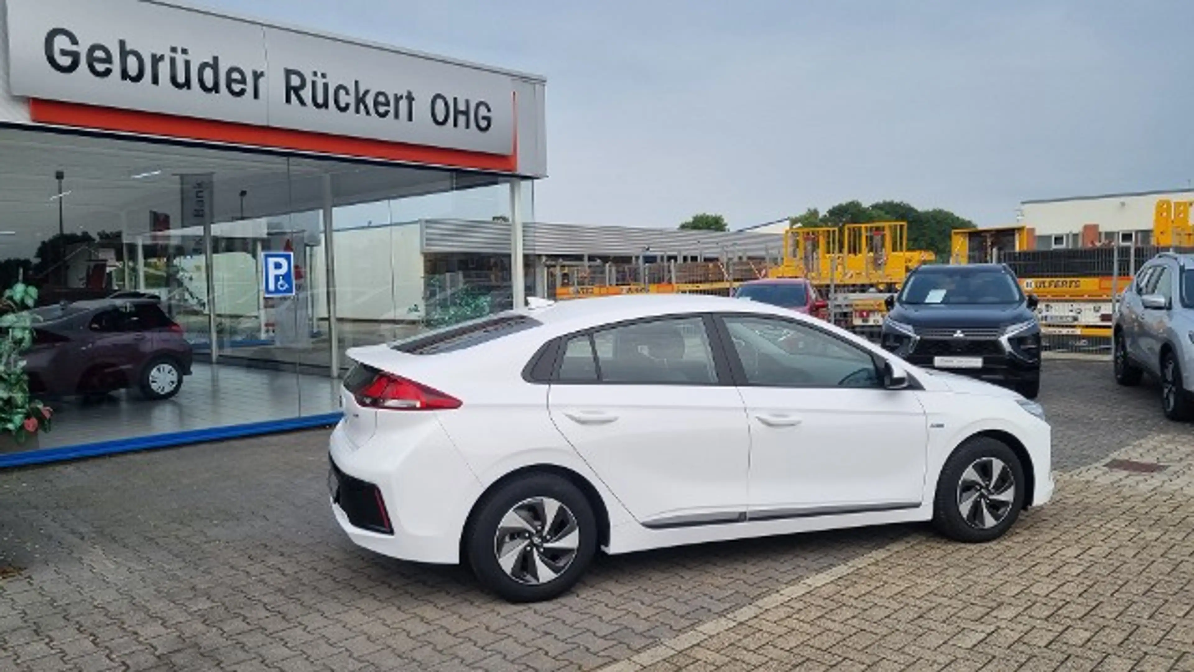 Hyundai IONIQ HYBRID 1.6 — photo 4