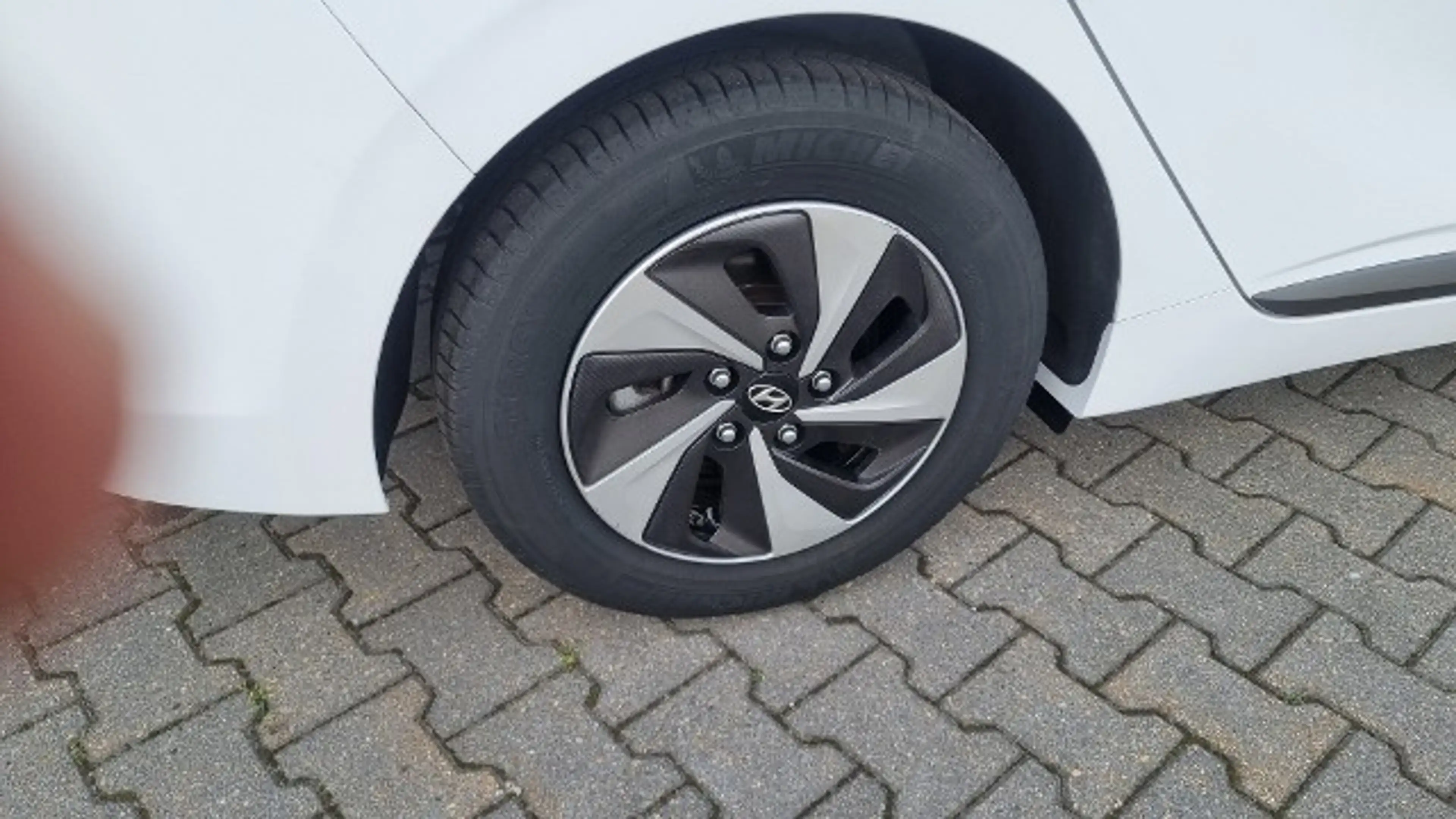 Hyundai IONIQ HYBRID 1.6 — photo 8