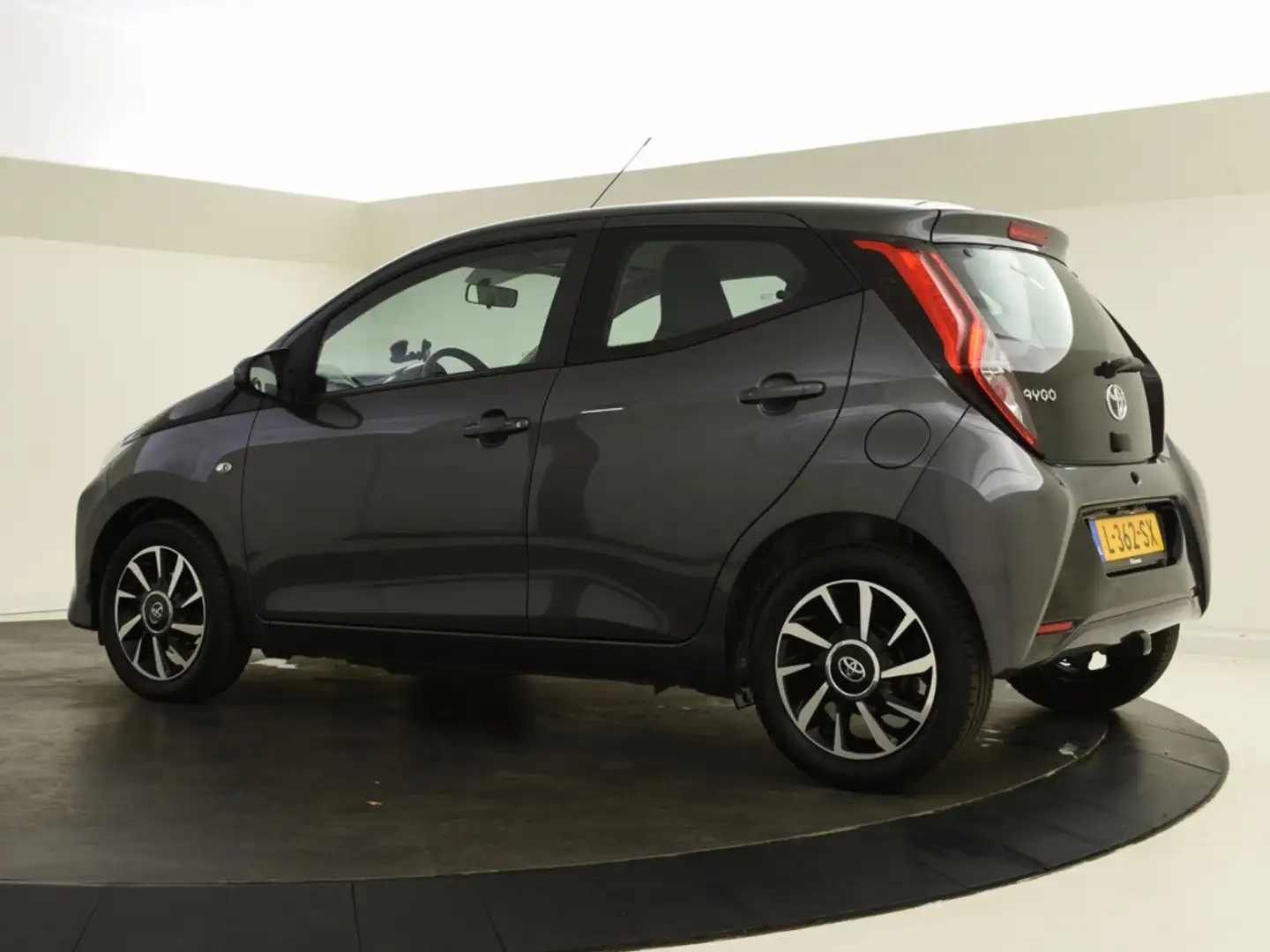 Toyota Aygo 1.0 VVT-i x-play | Trekhaak | Camera | Carplay Grau - 2