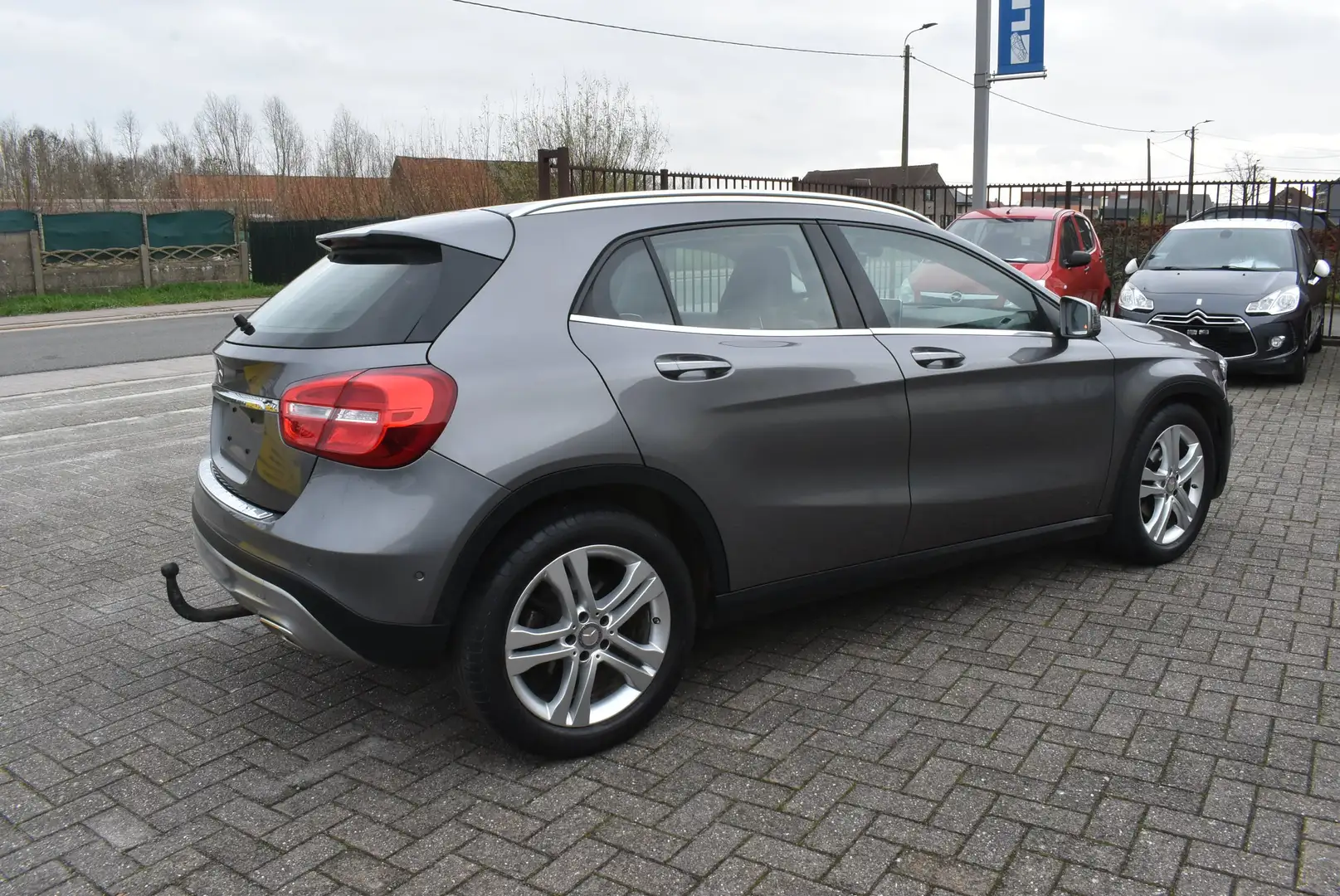 Mercedes-Benz GLA 180 d Autom/GPS Urbain Édition***DESTOCKAGE B2B** Gris - 2