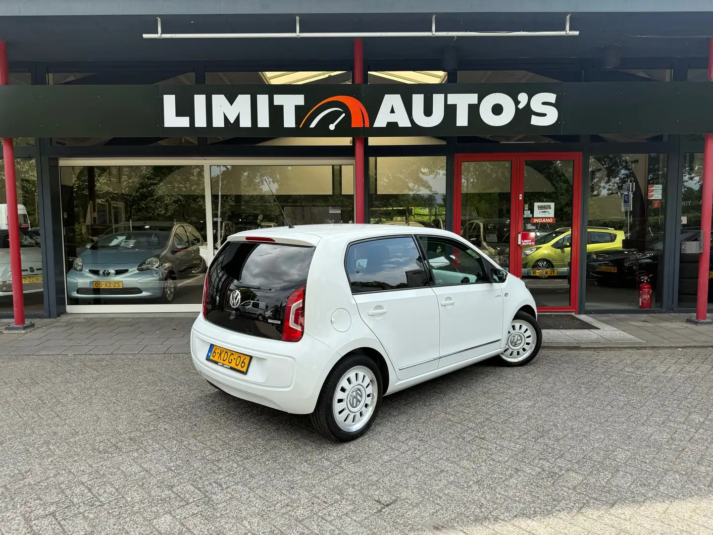 Volkswagen up! 1.0 high up! BlueMotion Airco/Navi/El.ramen/Lmv/5d Wit - 2