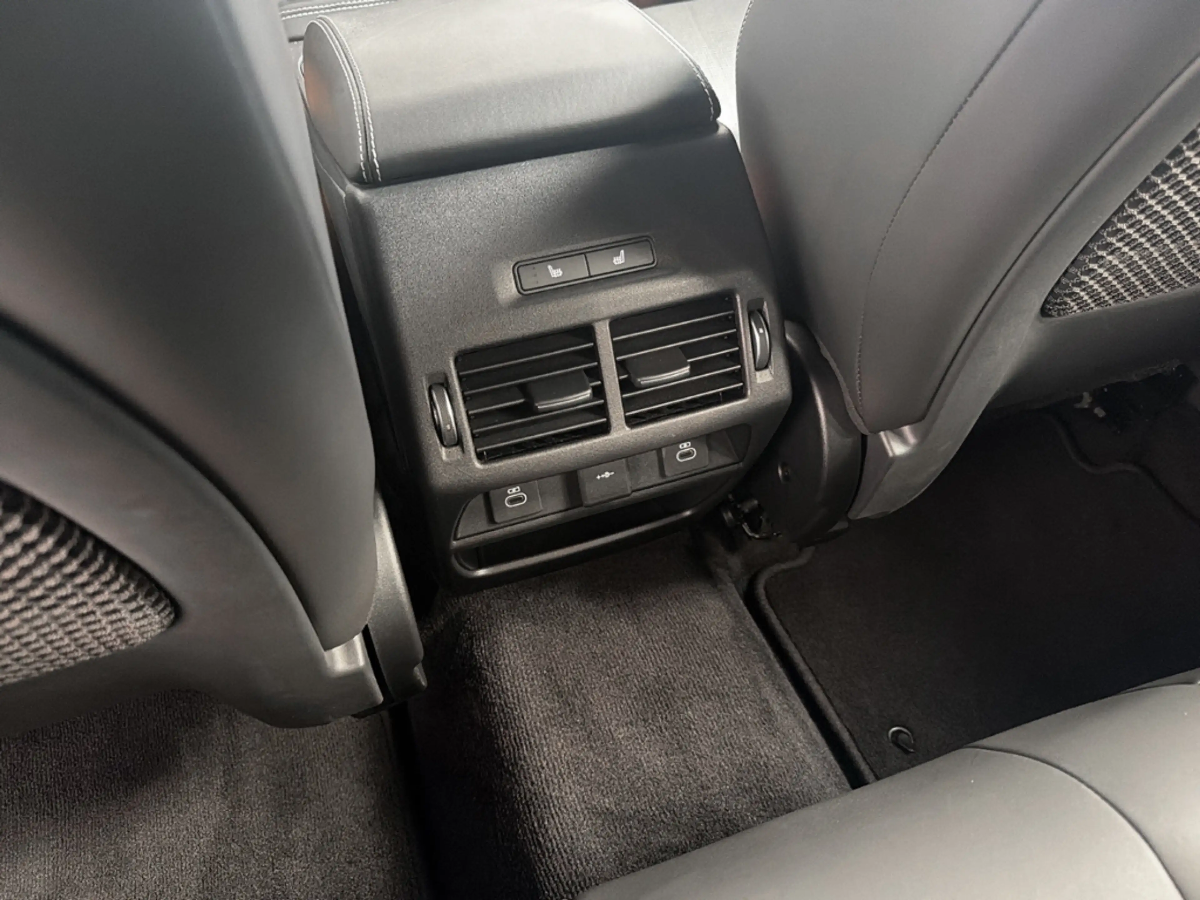 Jaguar E-Pace D200 AWD R-Dyn. StandHZG El. Panodach Navi Leder D — photo 15