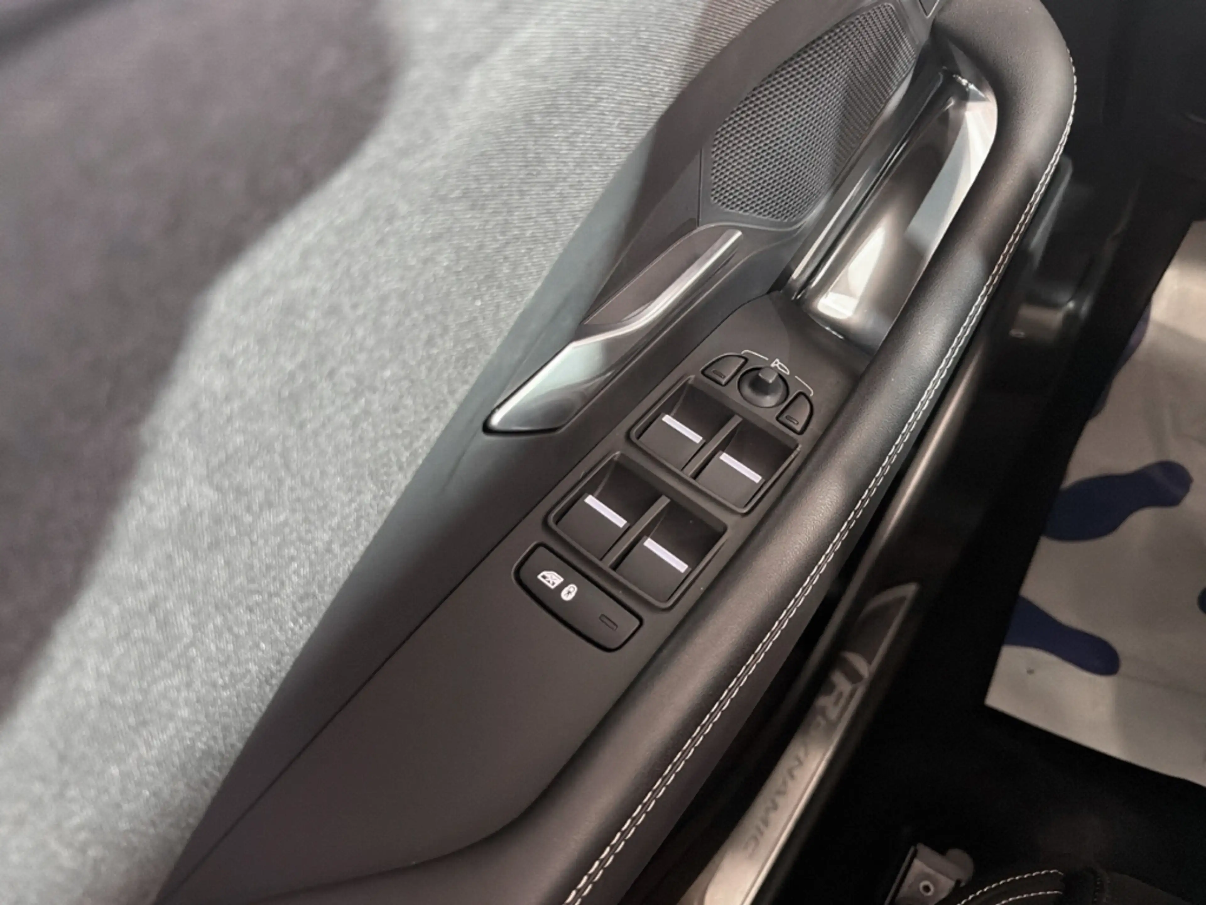 Jaguar E-Pace D200 AWD R-Dyn. StandHZG El. Panodach Navi Leder D — photo 17