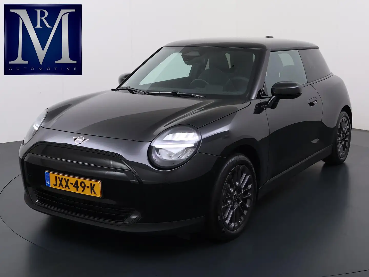 MINI Cooper E Mini Essential XS 40.7 kWh VAN € 30.900,- VOOR € 2 Schwarz - 1