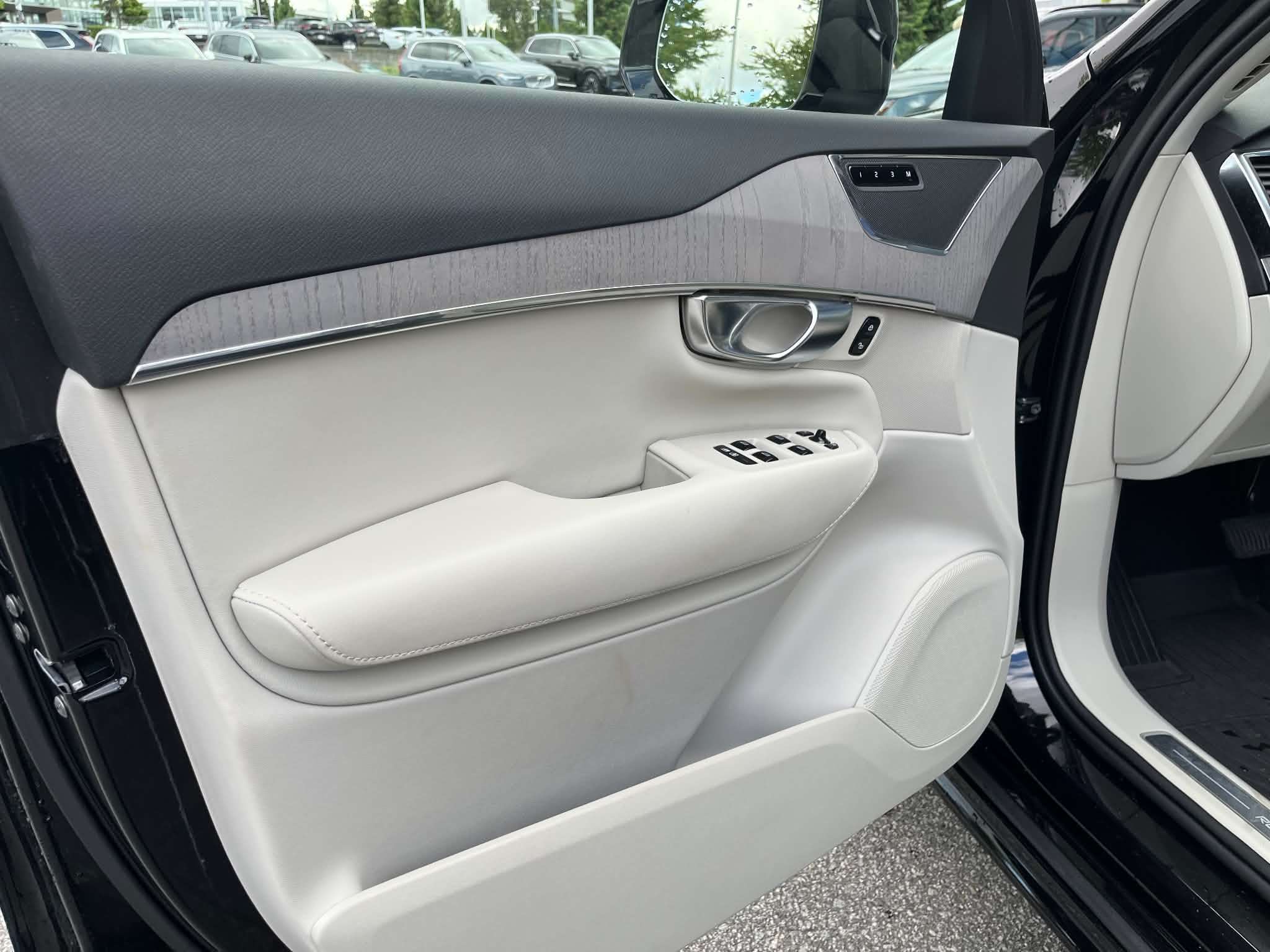 2024 Volvo XC90 T8 eAWD PHEV Plus Bright Theme 7-Seater thumb 10