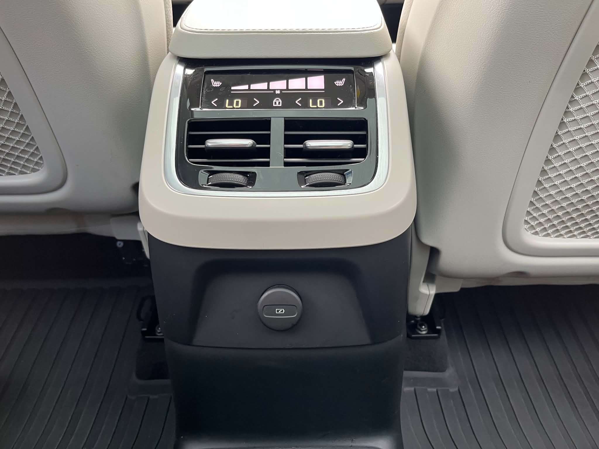 2024 Volvo XC90 T8 eAWD PHEV Plus Bright Theme 7-Seater thumb 15