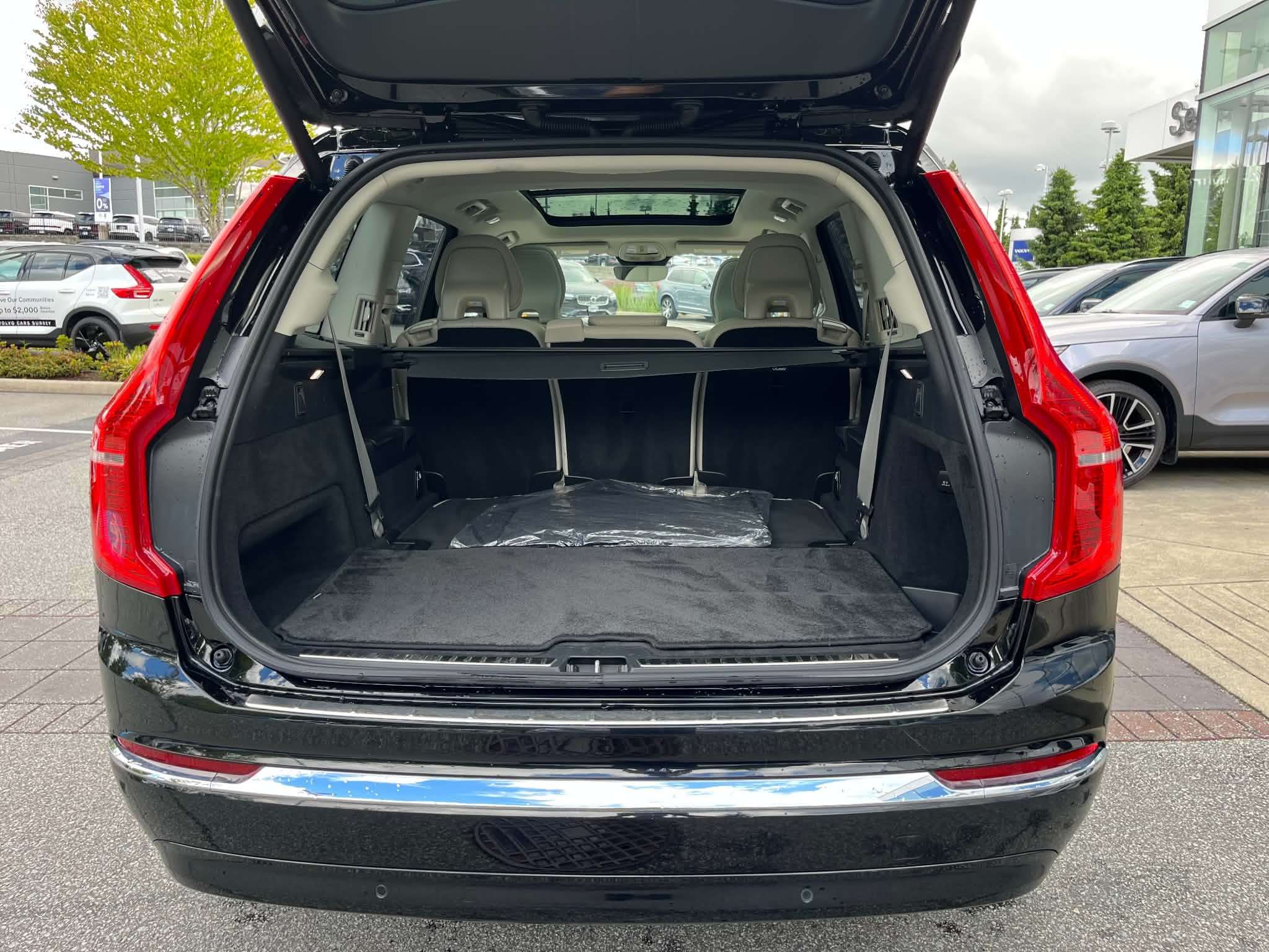 2024 Volvo XC90 T8 eAWD PHEV Plus Bright Theme 7-Seater thumb 17