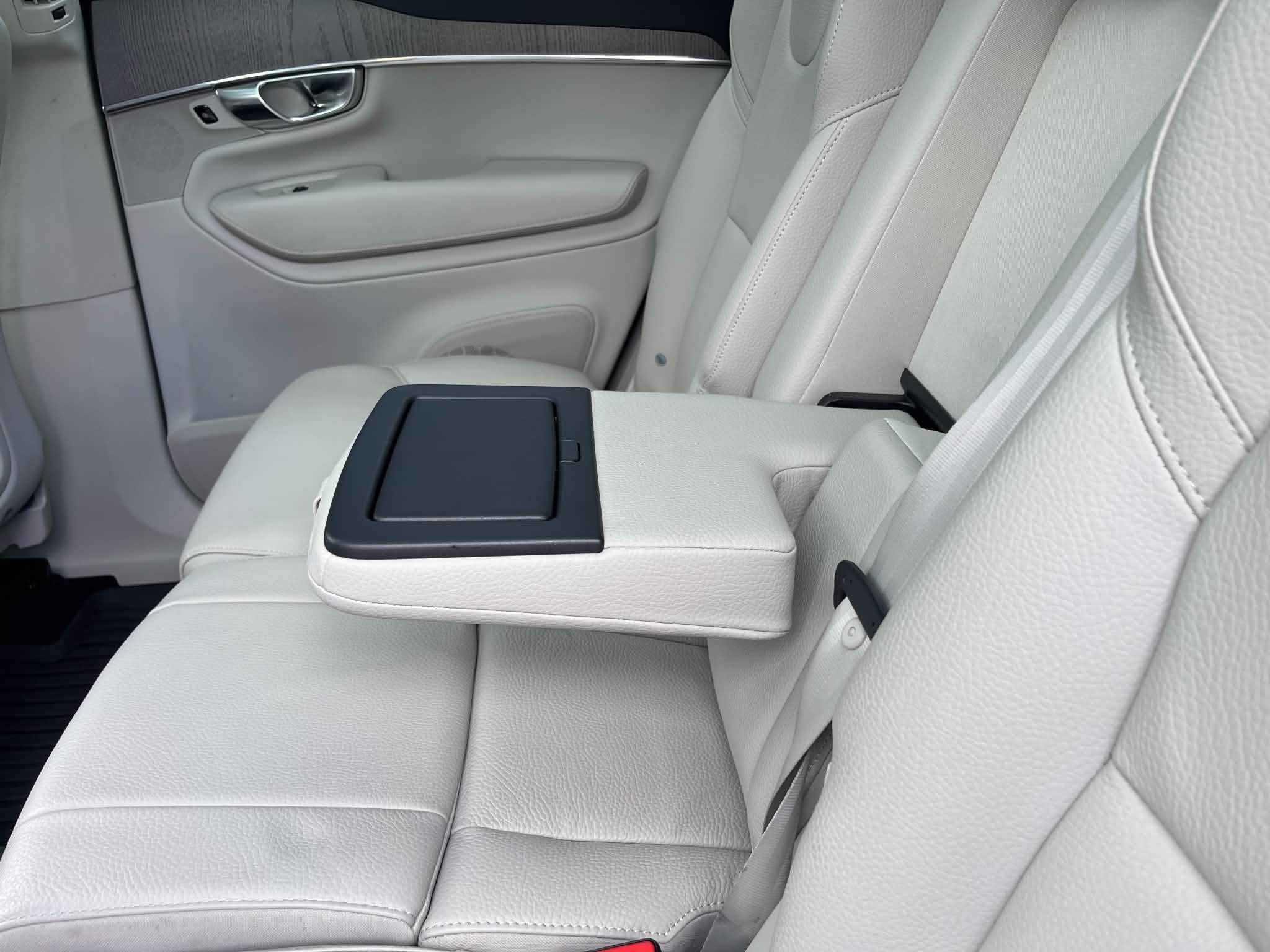 2024 Volvo XC90 T8 eAWD PHEV Plus Bright Theme 7-Seater thumb 14