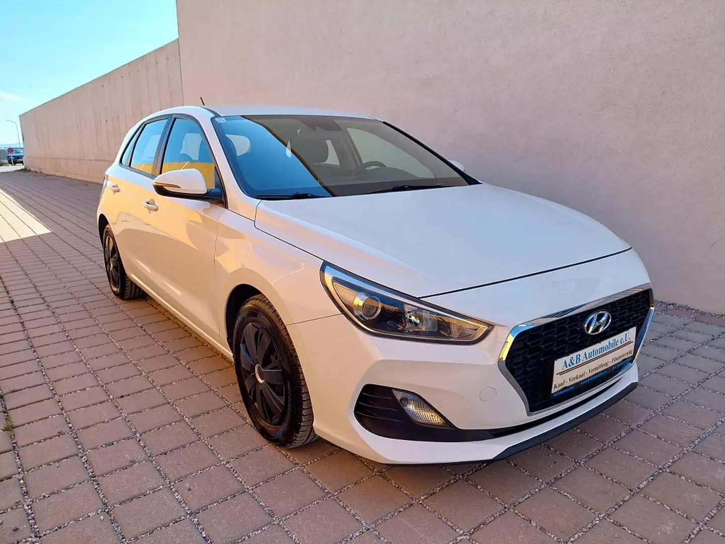 Hyundai i30 1,4 MPI Level 2 Erster Besitz Weiß - 2