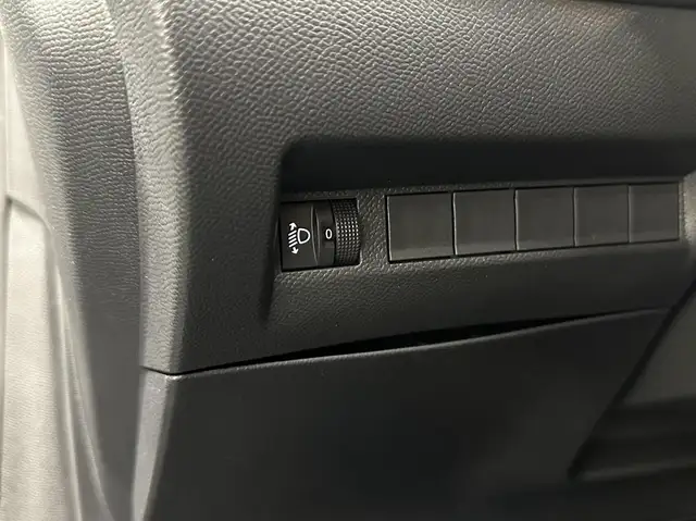 Peugeot E-208 view 17