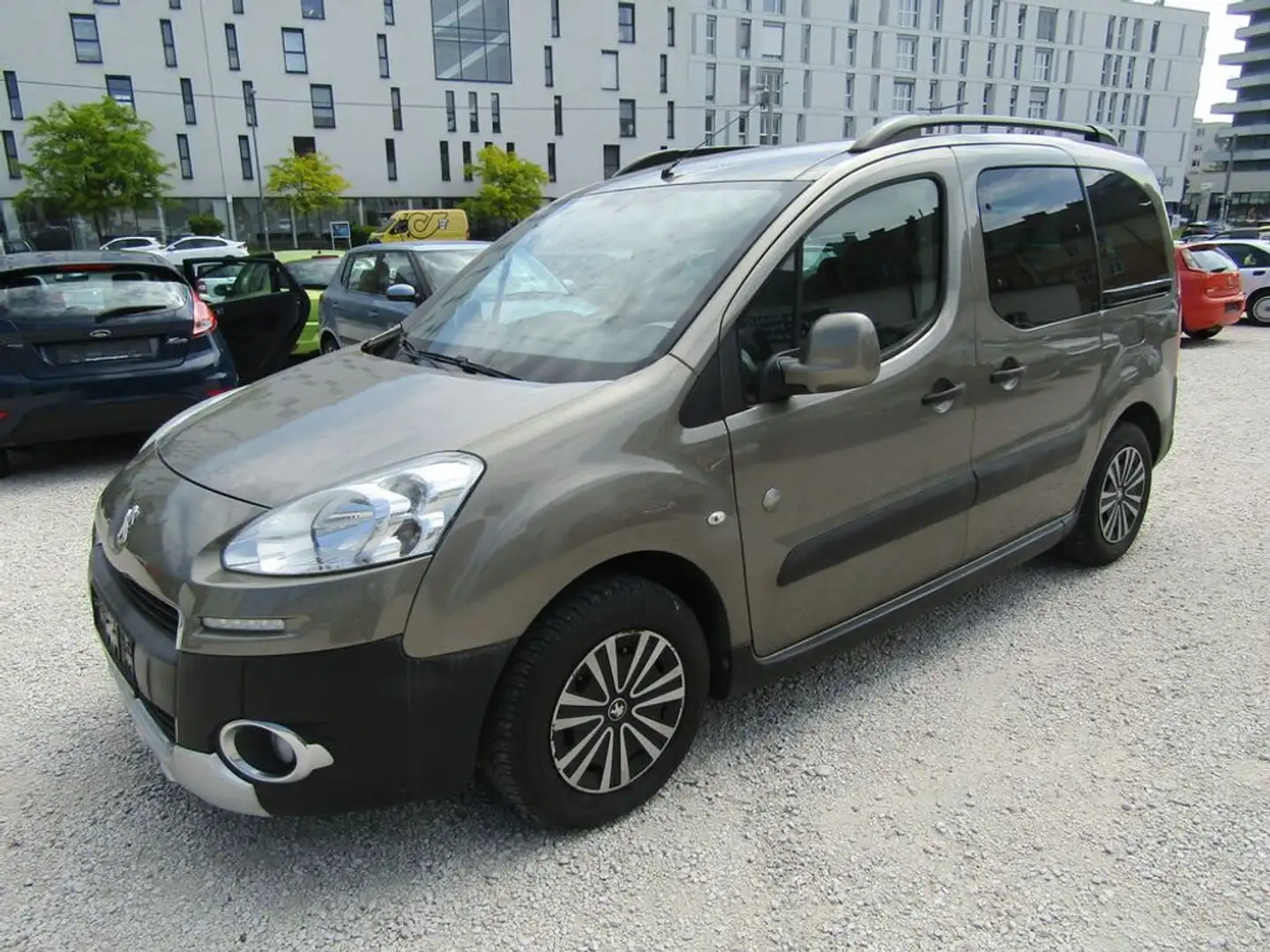 Peugeot Partner Outdoor Bruin - 1