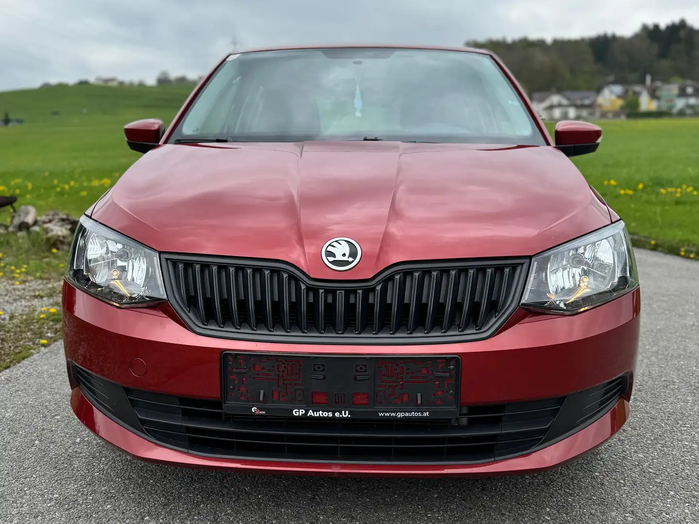 Skoda Fabia 1,0 - jährliche Service, neuwertiger Zustand. Rot - 2