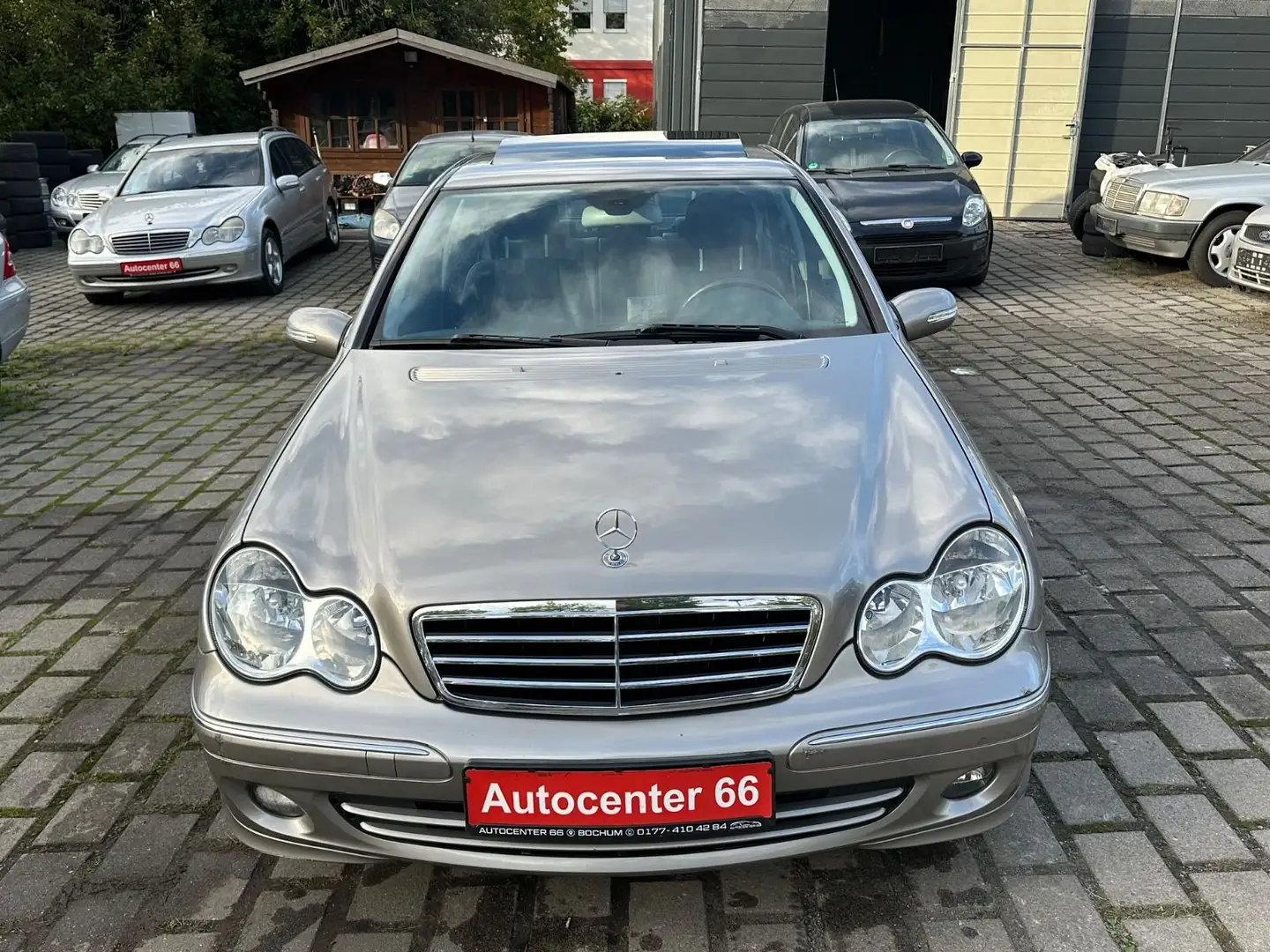 Mercedes-Benz C 180 K Lim. Aut Avantgarde*LEDER*AHK*NAVI*TÜVNE Silber - 2