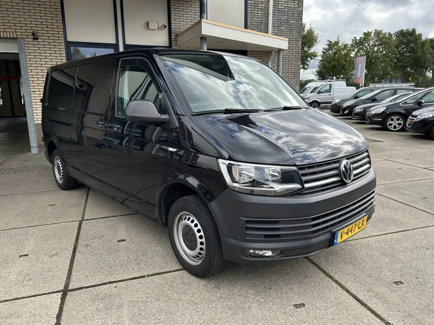Volkswagen Transporter 2.0 TDI L2H1 Highl. Schwarz - 1