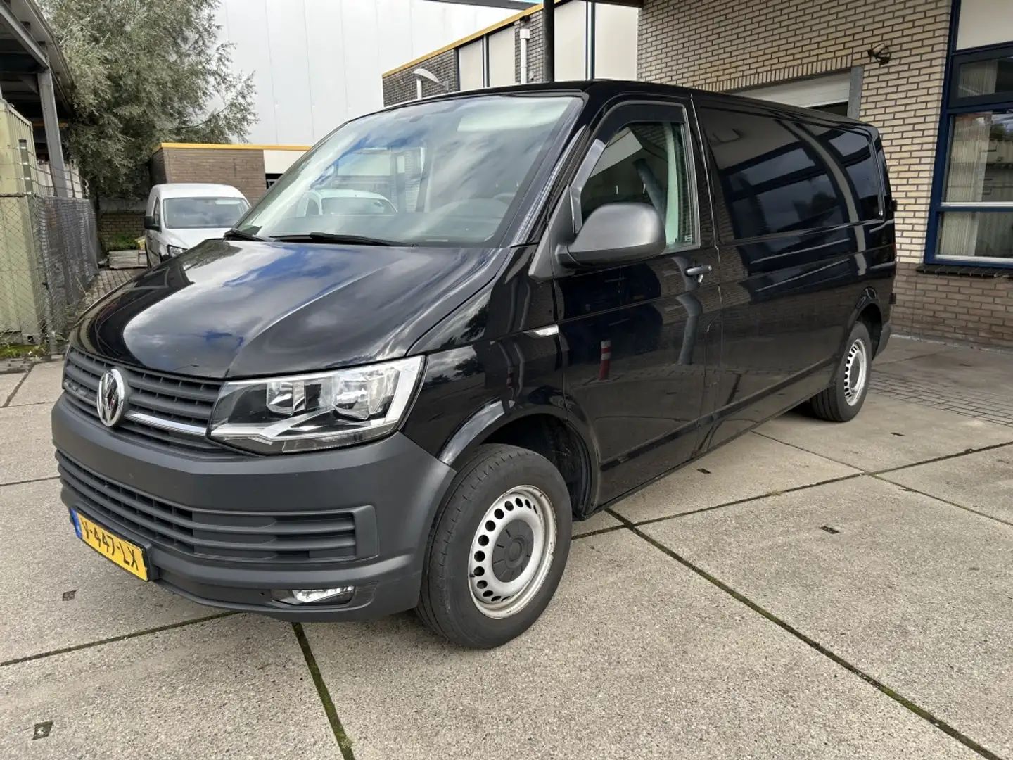 Volkswagen Transporter 2.0 TDI L2H1 Highl. Schwarz - 2