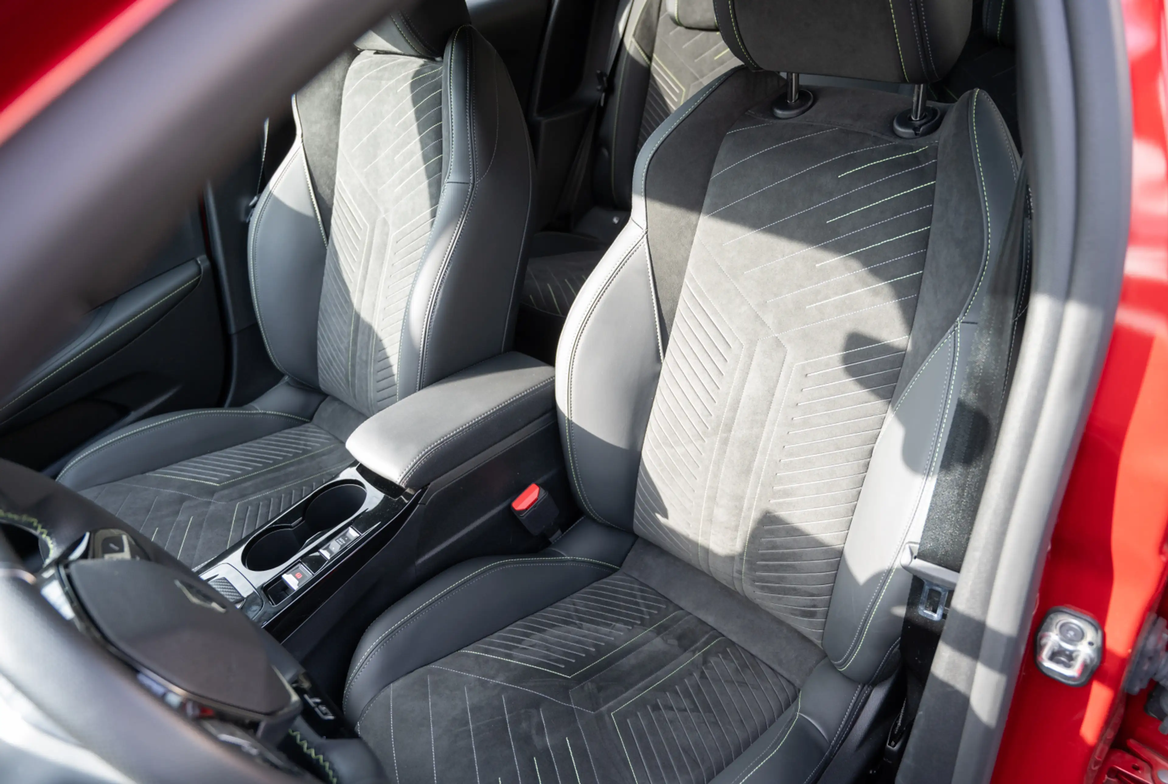 Peugeot 208 GT 1.2 Hybrid 136 DSC6 *ACC*DAB*360-GRAD-KAMERA* — photo 6