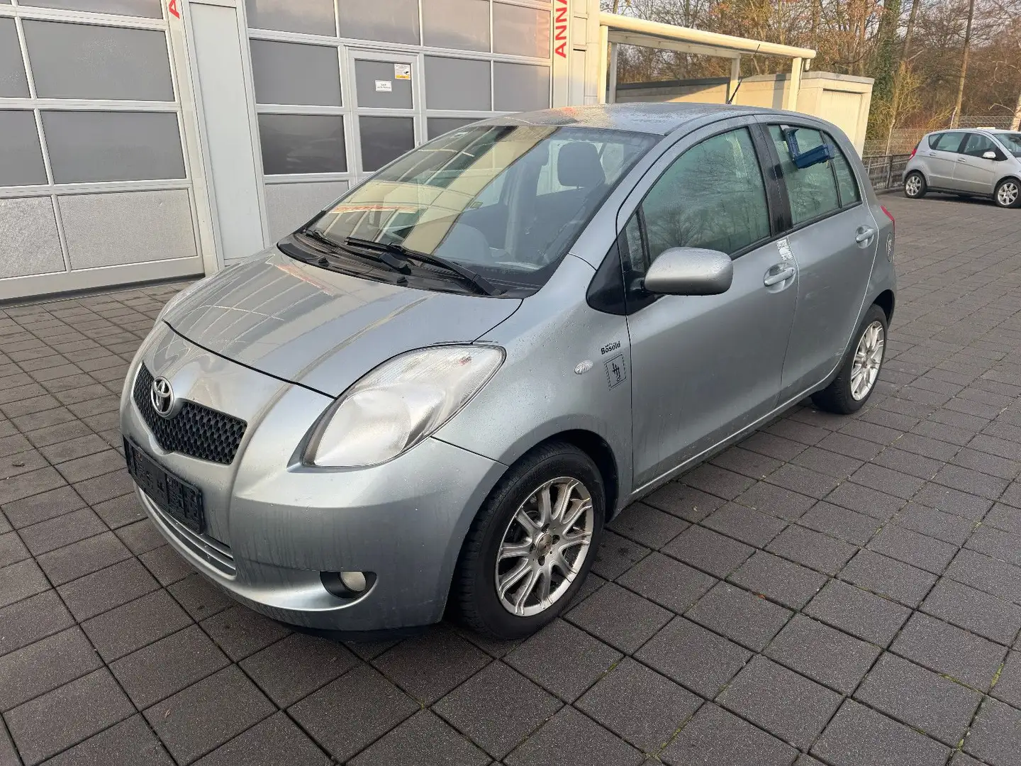 Toyota Yaris 1.3 **FESTPREIS** Silber - 1