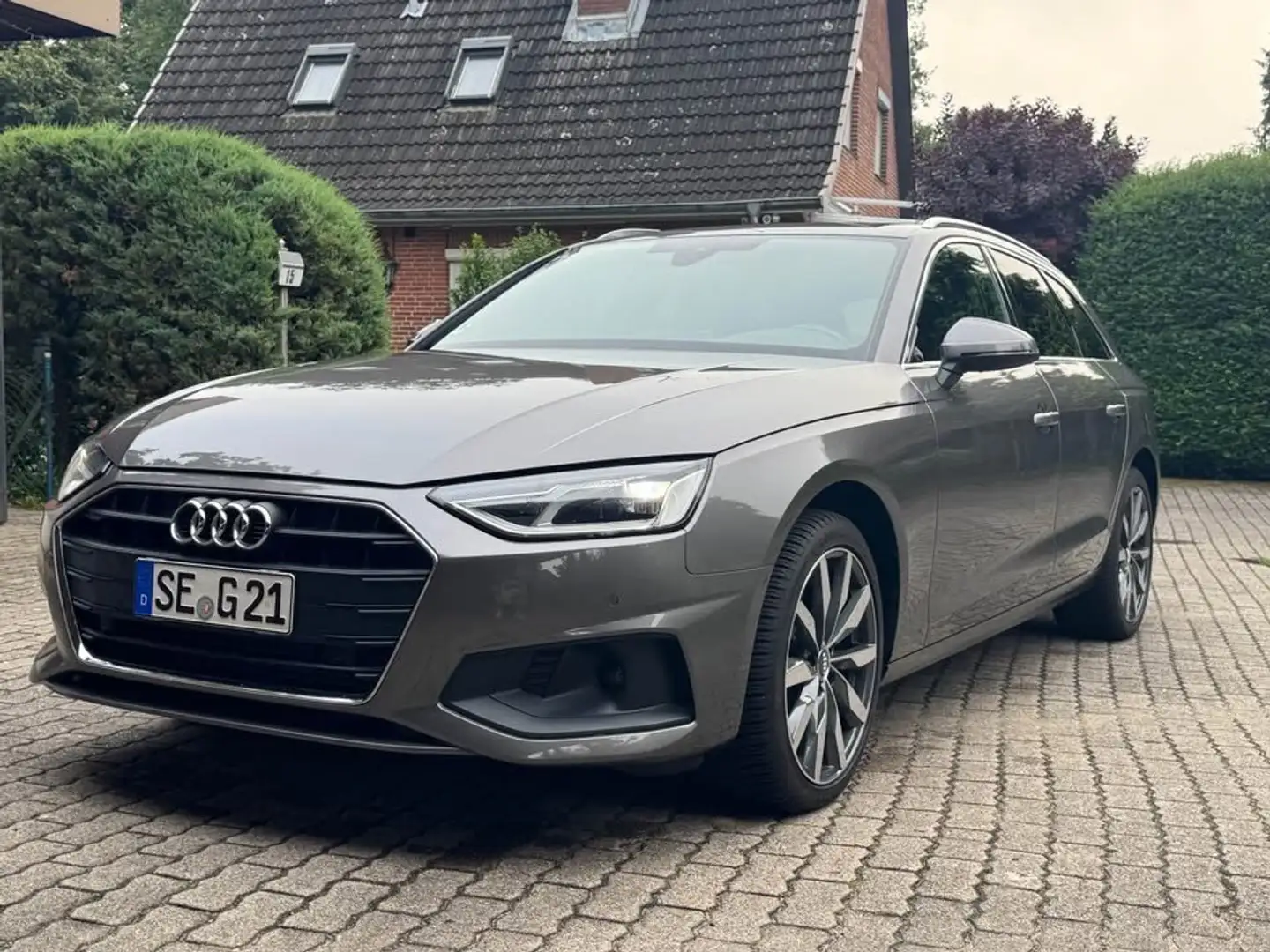 Audi A4 Avant S line TFSI 190 - 1