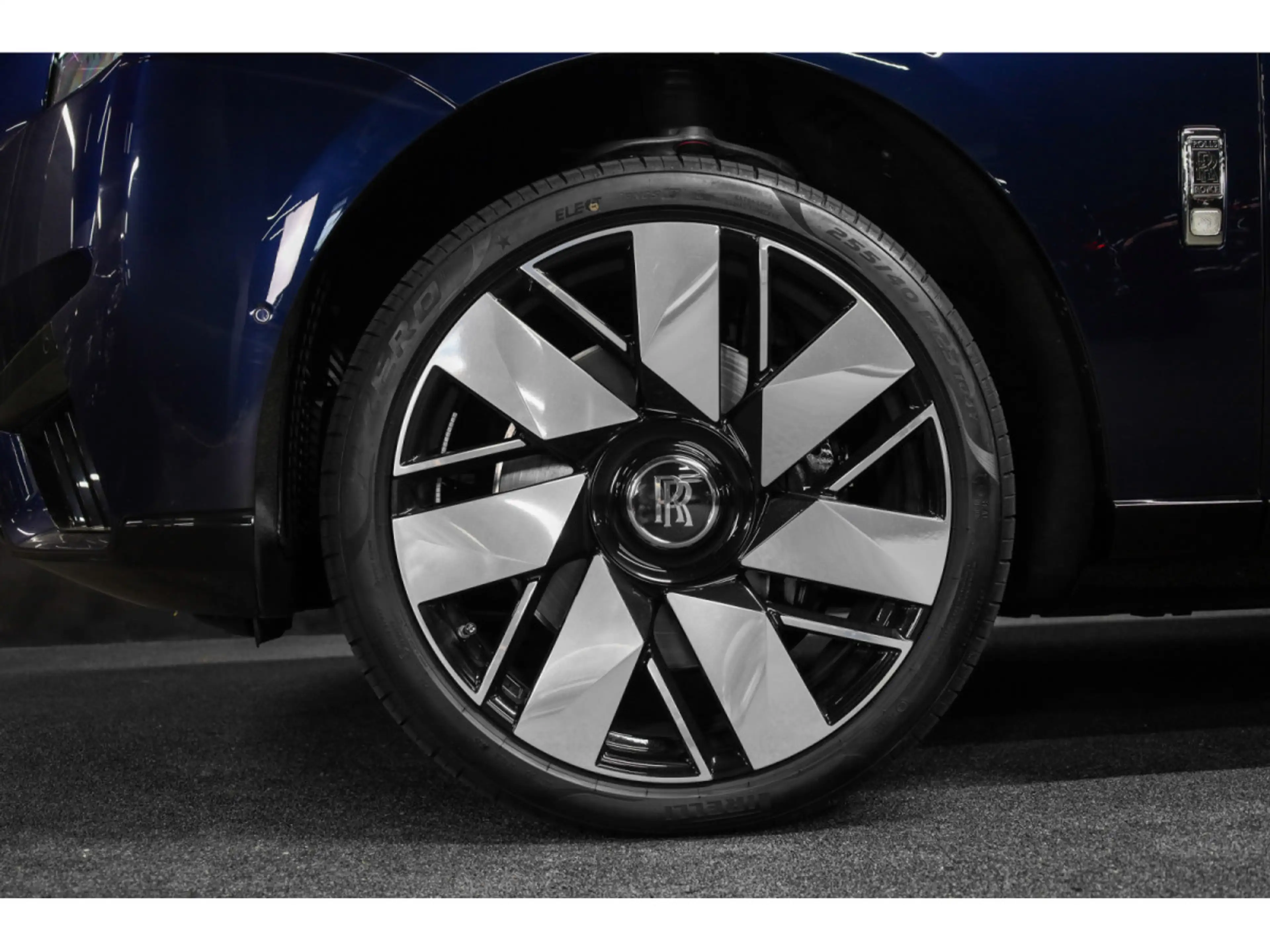 Rolls-Royce Cullinan 6.75 V12 - Midnight Sapphire — photo 15