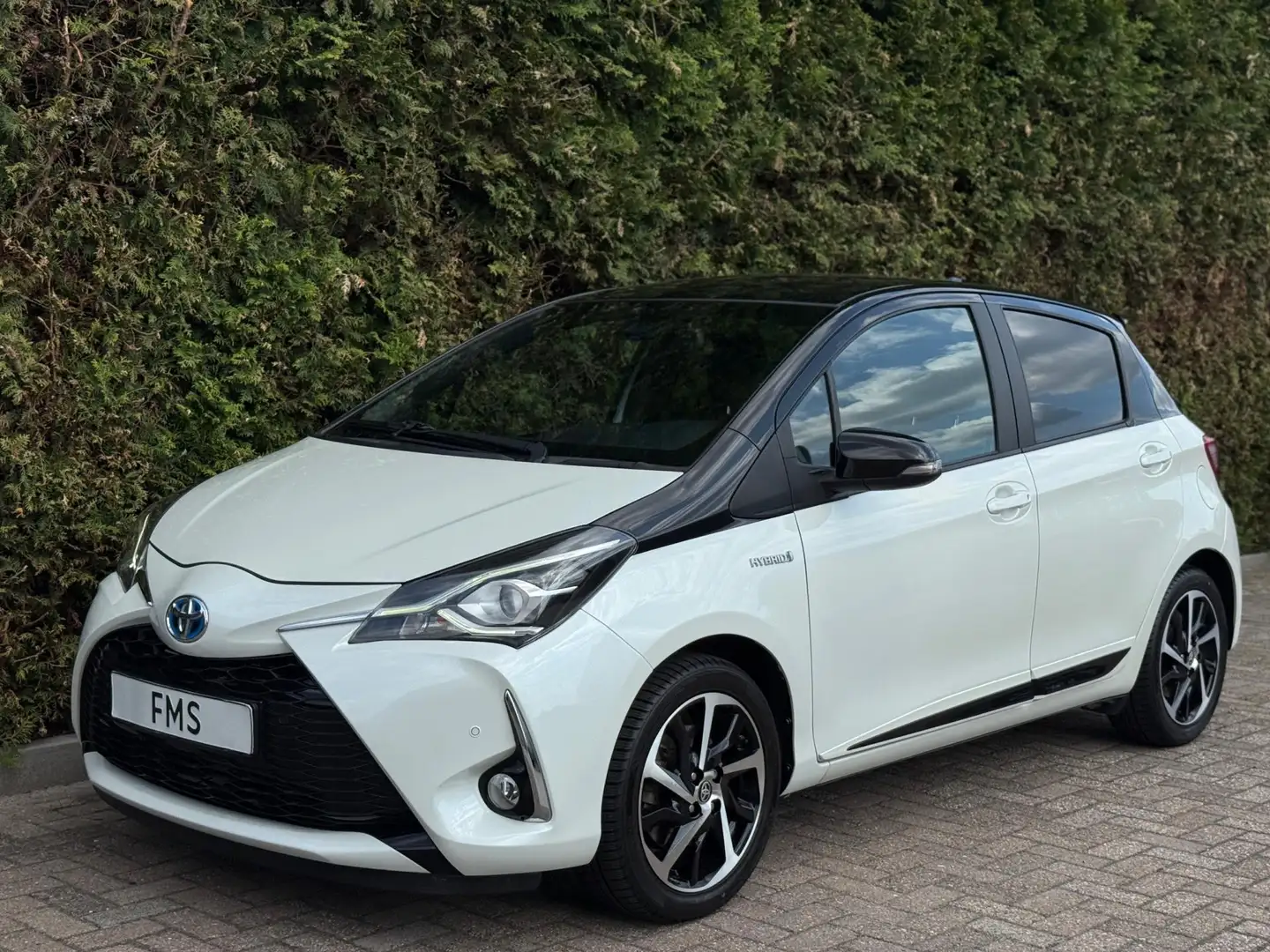 Toyota Yaris 1.5 Hybrid Bi-Tone CarPlay Camera Wit - 1