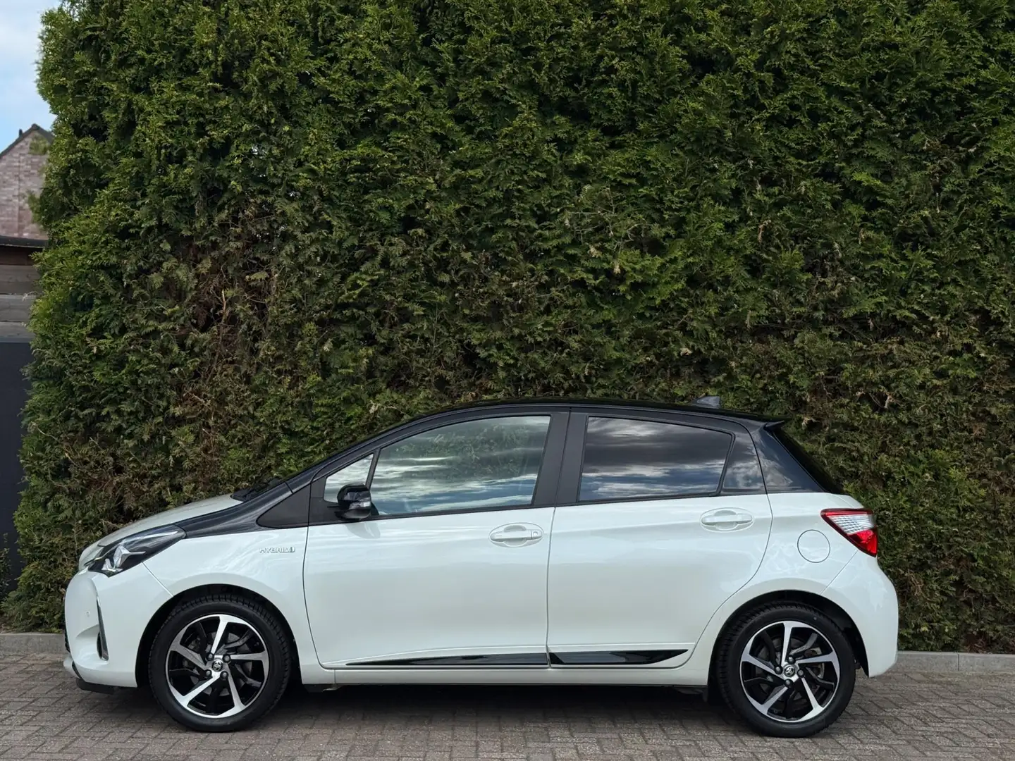 Toyota Yaris 1.5 Hybrid Bi-Tone CarPlay Camera Wit - 2