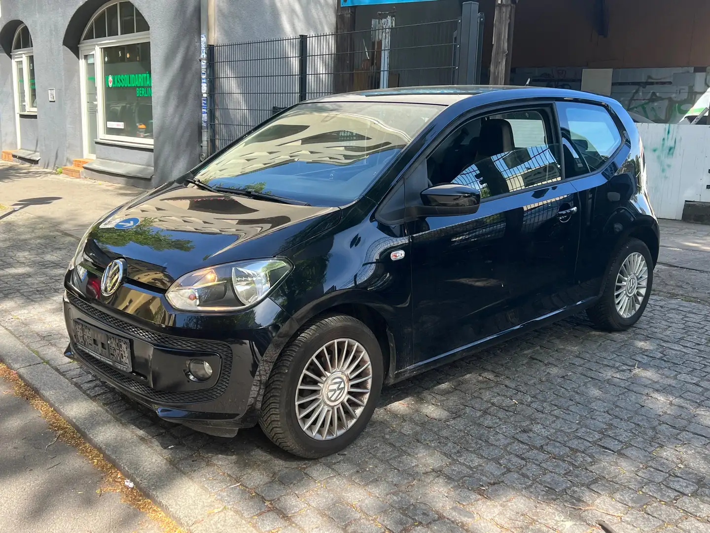 Volkswagen up! high up! *Klima+PDC+ALU+1.HAND* TÜV/AU 01/27 Noir - 1