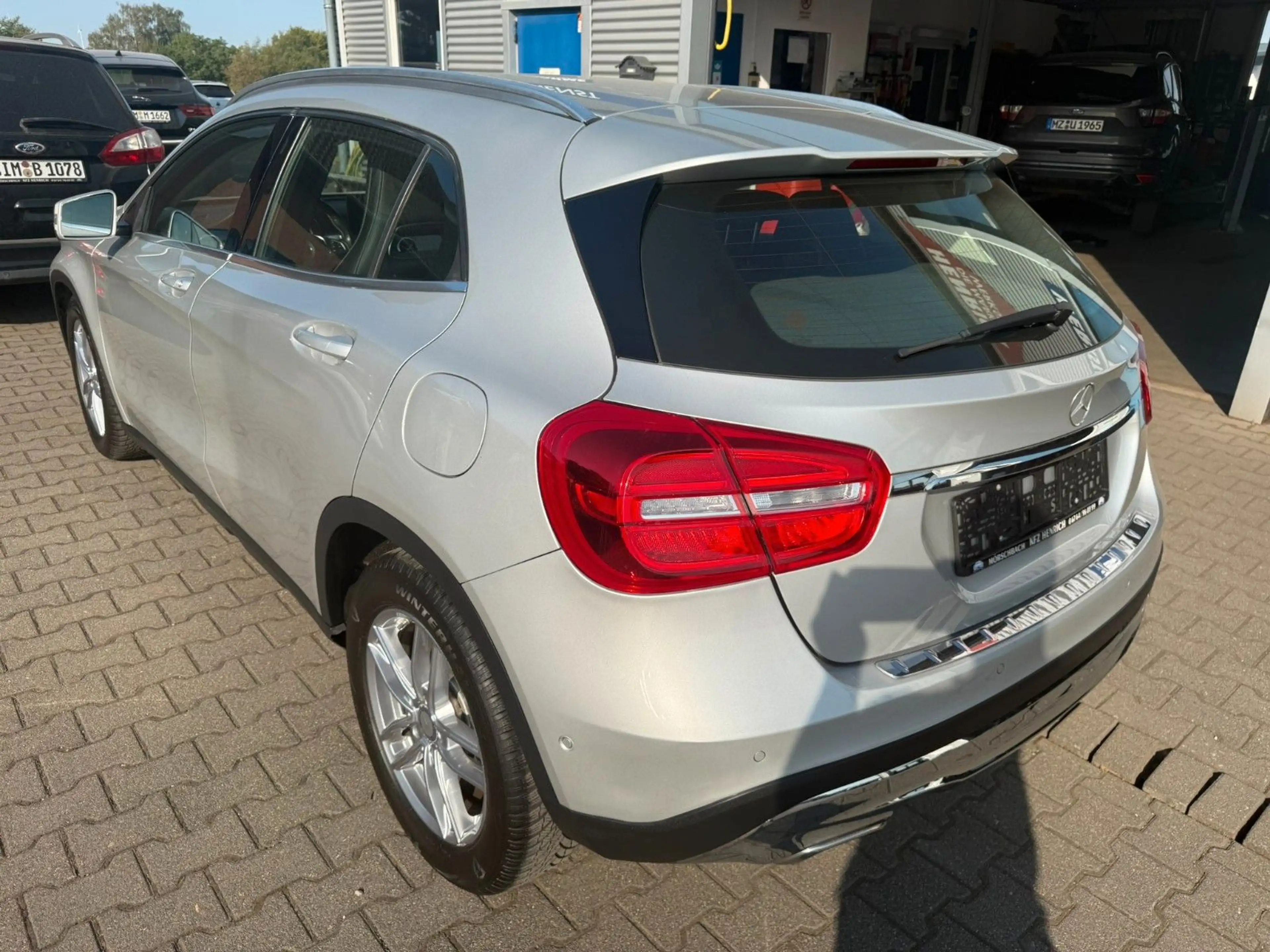 Mercedes-Benz GLA 180 LED Navi Teilleder Alu PDC SHZ FSE — photo 3