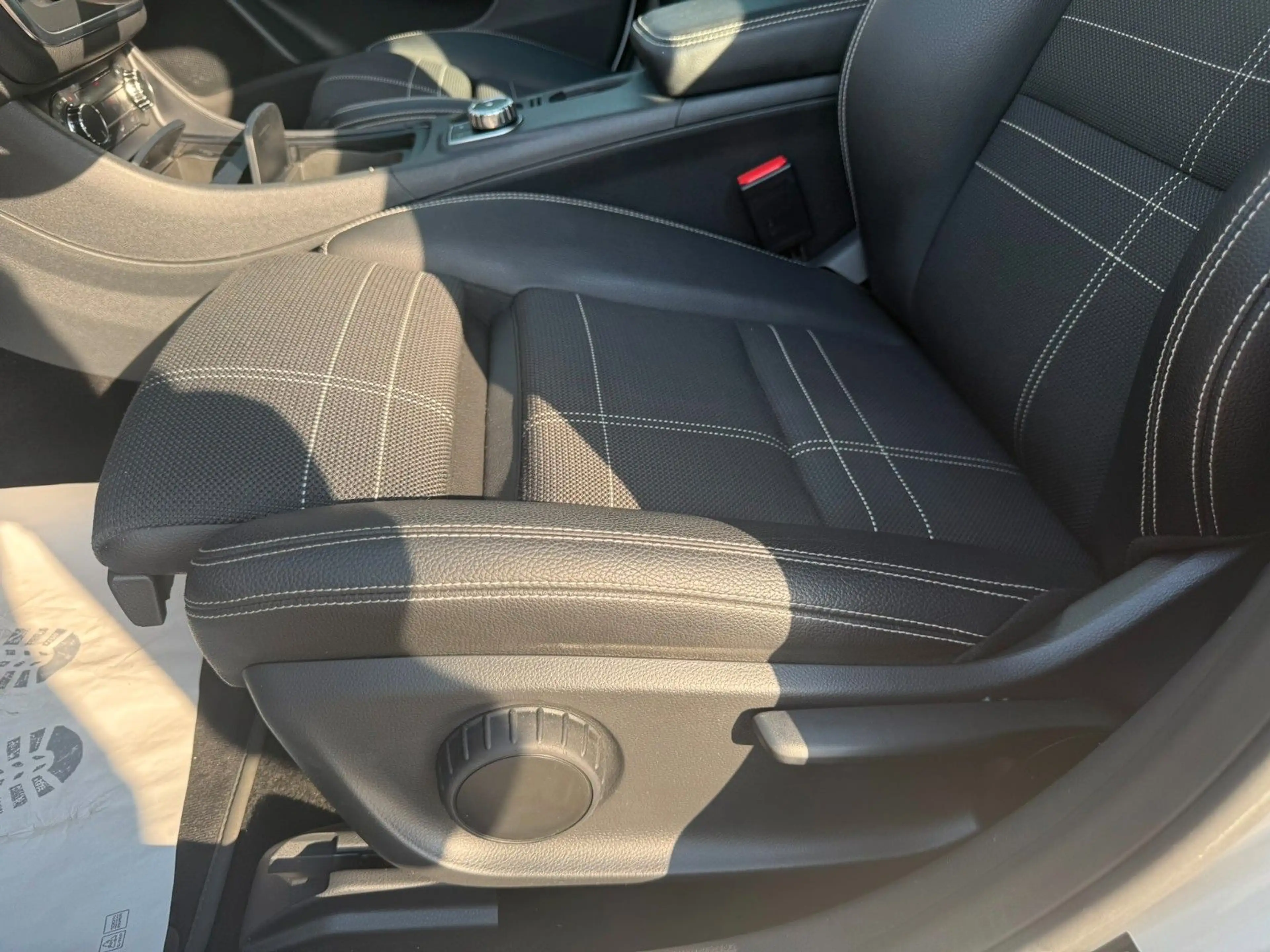Mercedes-Benz GLA 180 LED Navi Teilleder Alu PDC SHZ FSE — photo 11