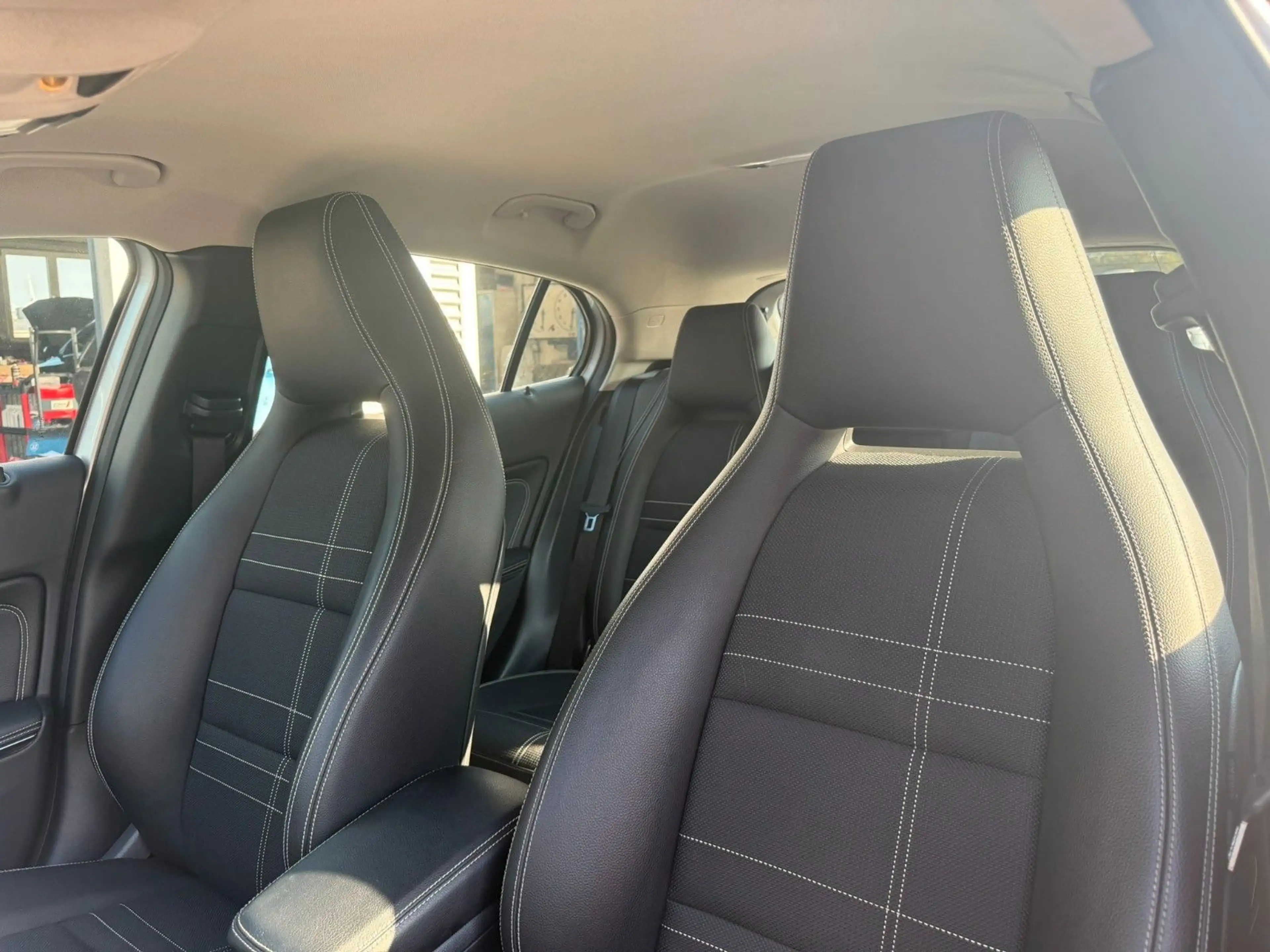 Mercedes-Benz GLA 180 LED Navi Teilleder Alu PDC SHZ FSE — photo 12