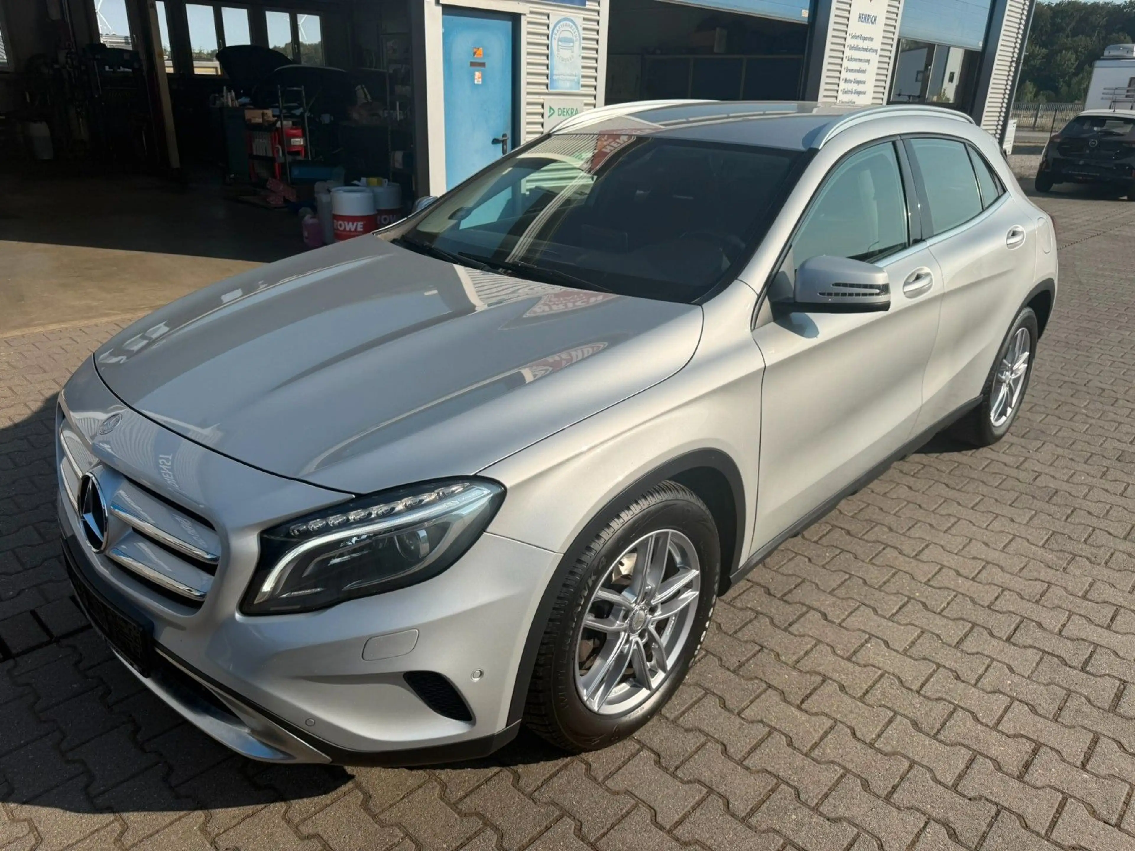 Mercedes-Benz GLA 180 LED Navi Teilleder Alu PDC SHZ FSE