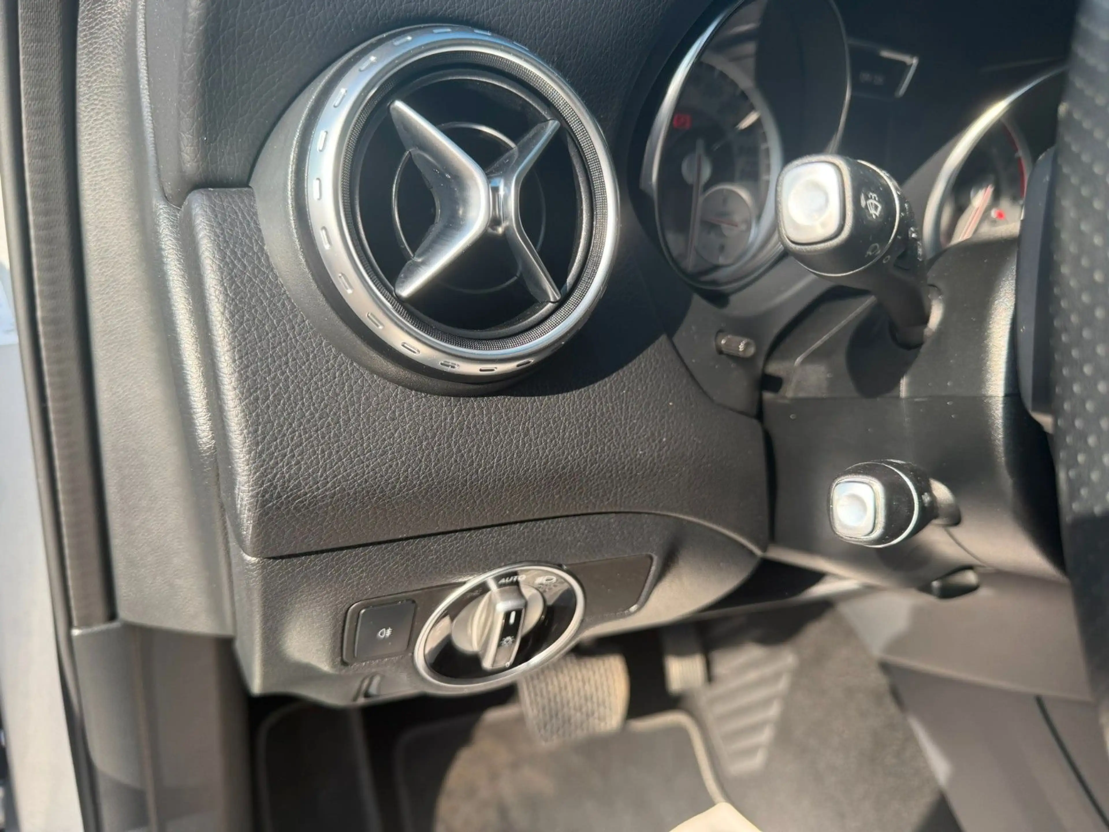 Mercedes-Benz GLA 180 LED Navi Teilleder Alu PDC SHZ FSE — photo 13