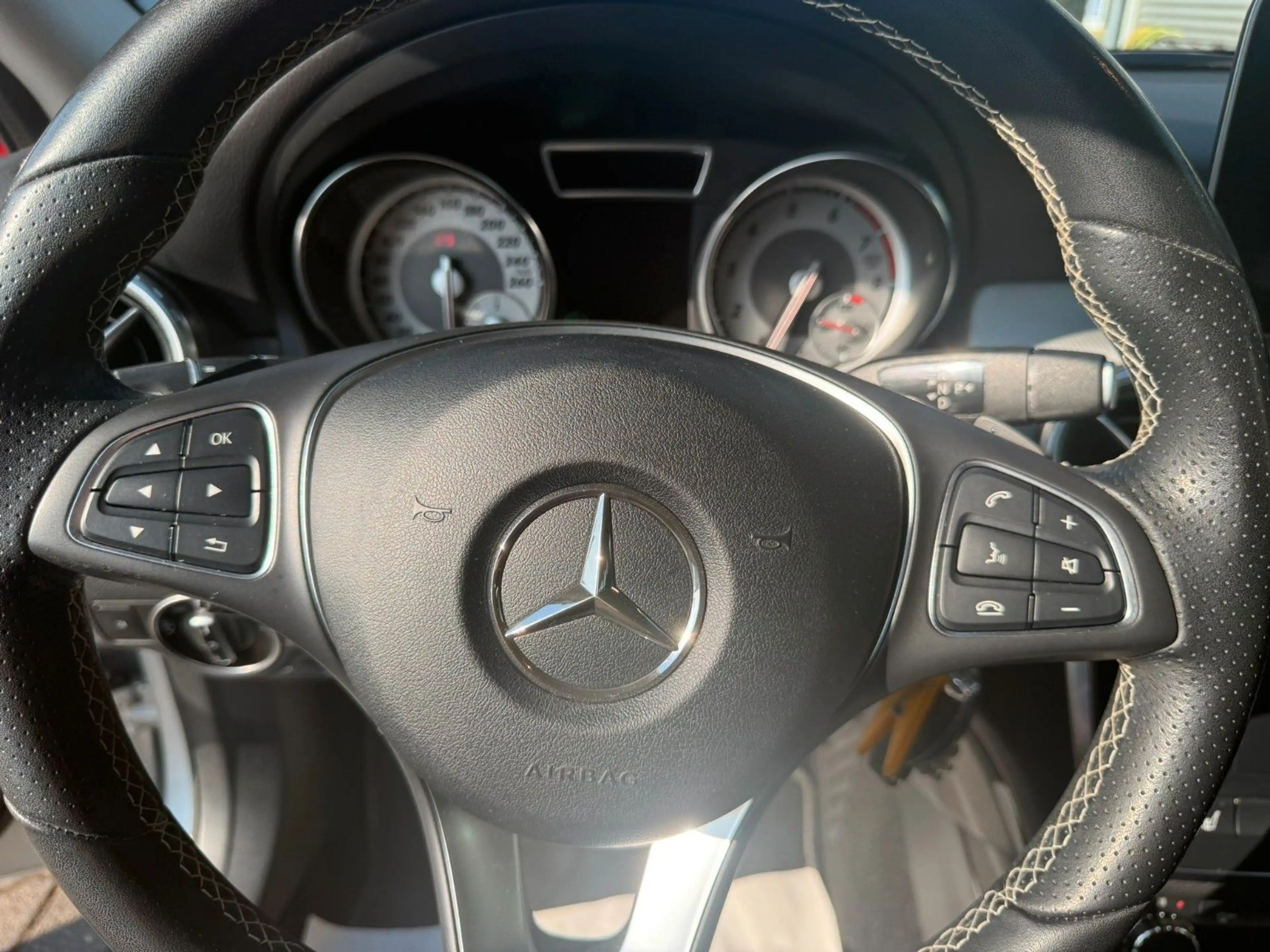 Mercedes-Benz GLA 180 LED Navi Teilleder Alu PDC SHZ FSE — photo 14