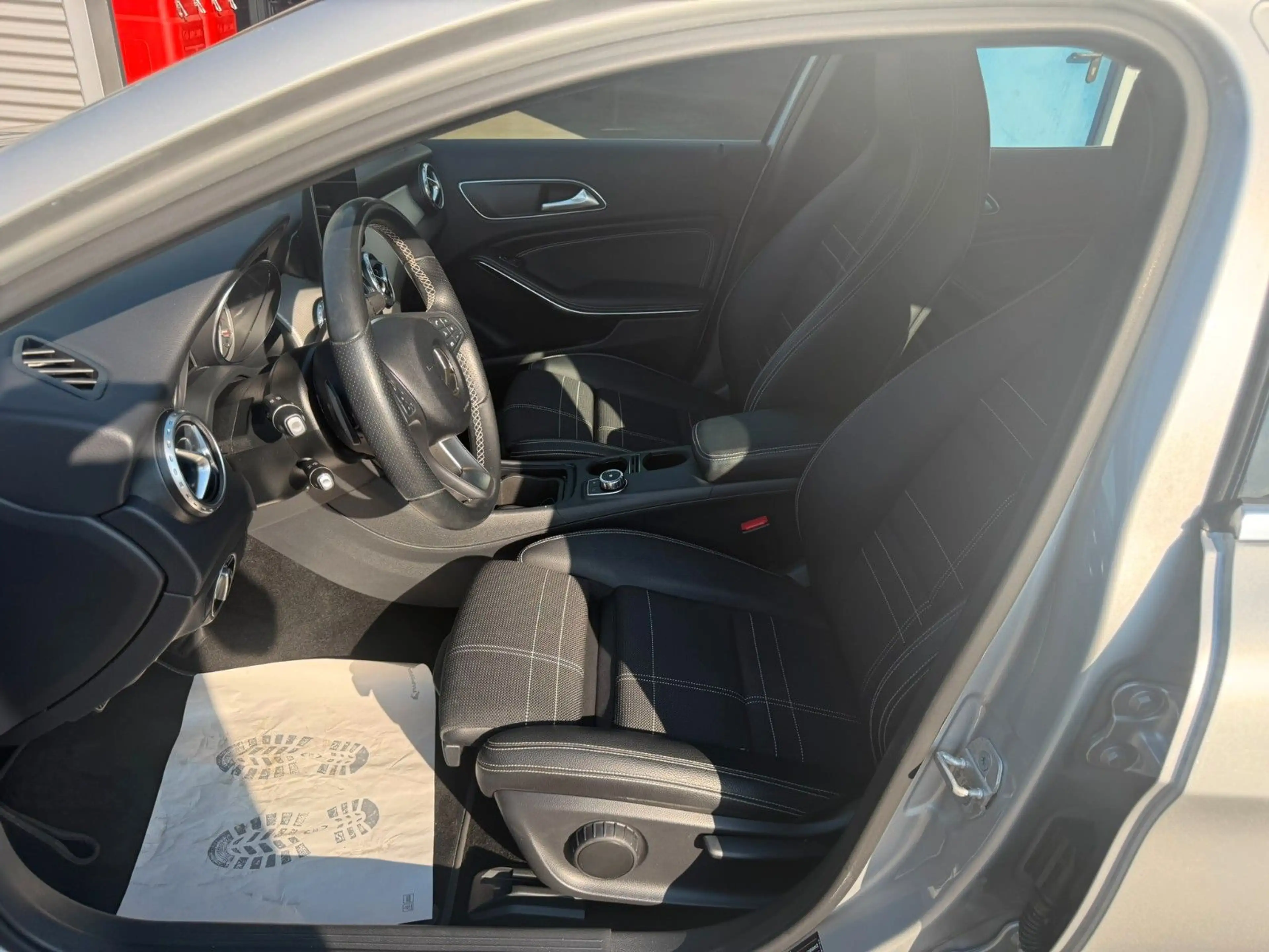 Mercedes-Benz GLA 180 LED Navi Teilleder Alu PDC SHZ FSE — photo 10