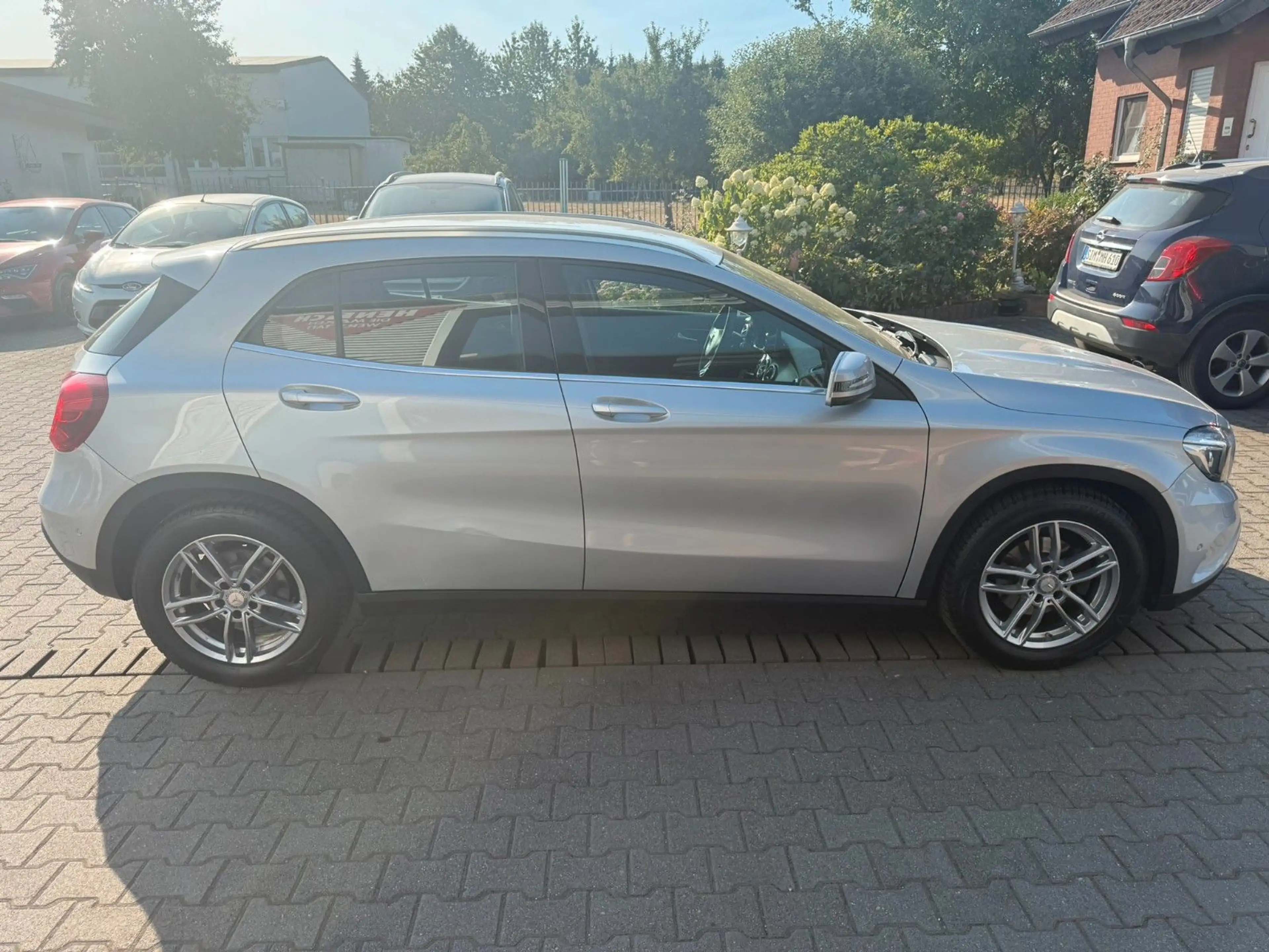 Mercedes-Benz GLA 180 LED Navi Teilleder Alu PDC SHZ FSE — photo 6