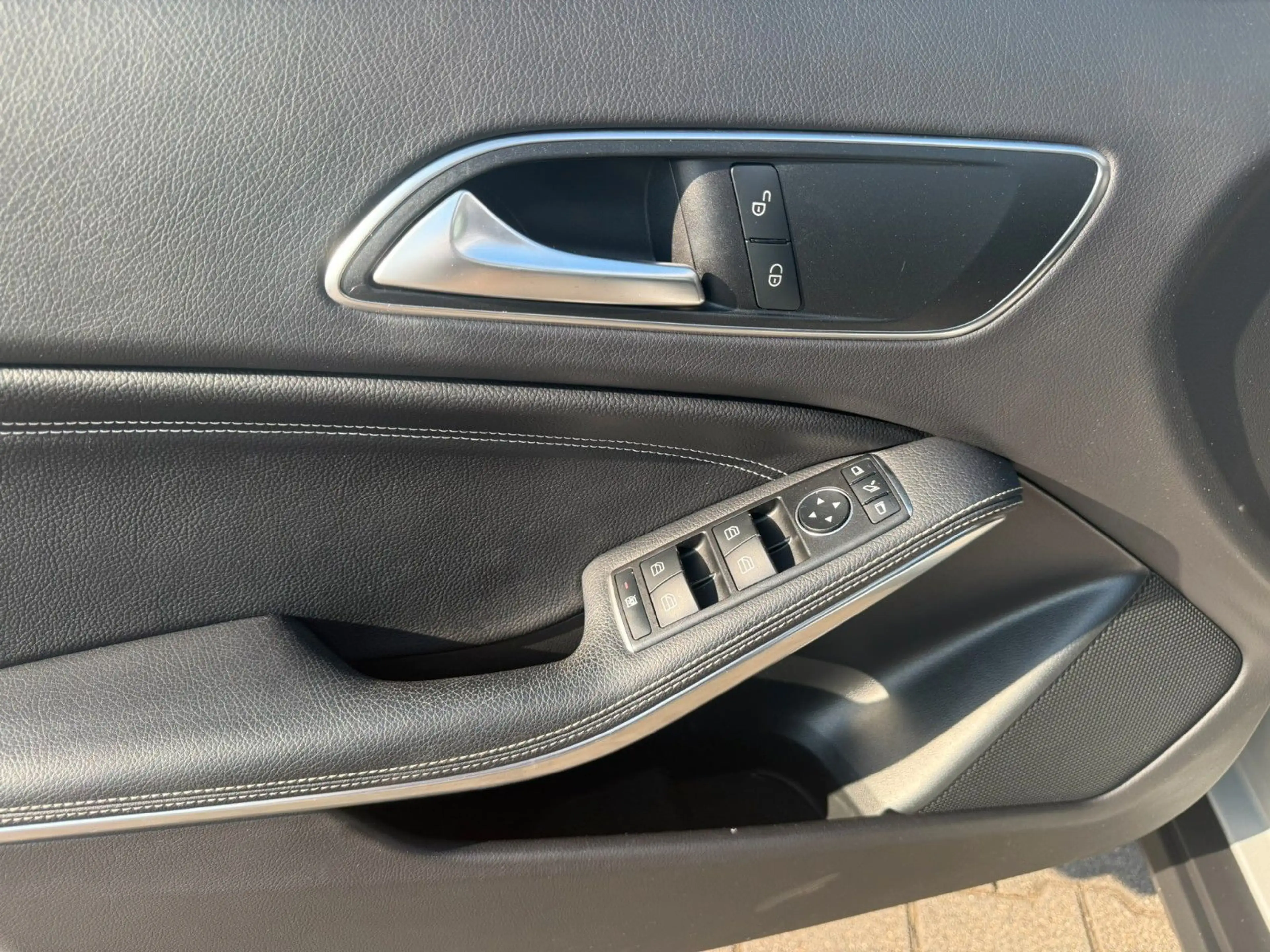 Mercedes-Benz GLA 180 LED Navi Teilleder Alu PDC SHZ FSE — photo 9