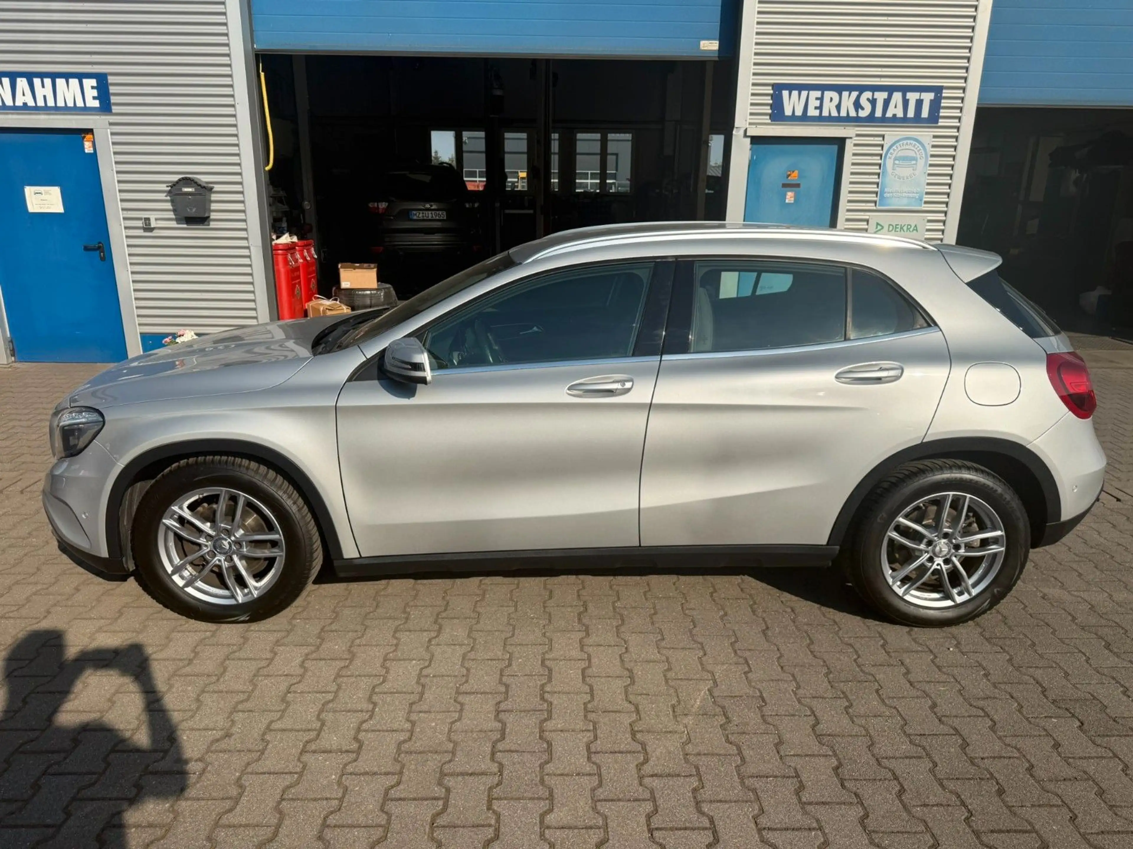 Mercedes-Benz GLA 180 LED Navi Teilleder Alu PDC SHZ FSE — photo 2