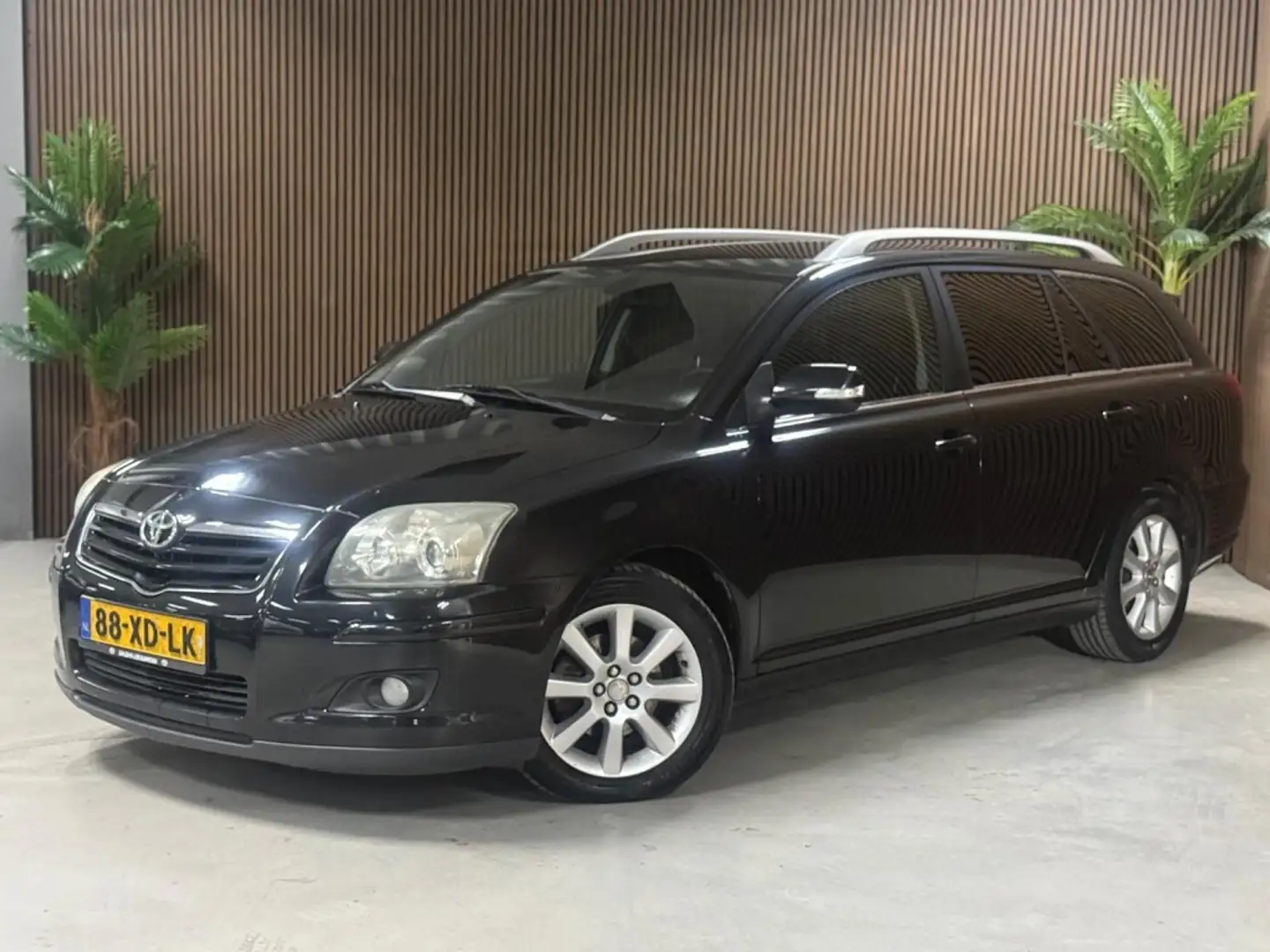 Toyota Avensis Wagon 1.8 VVTi Luna Zwart - 1