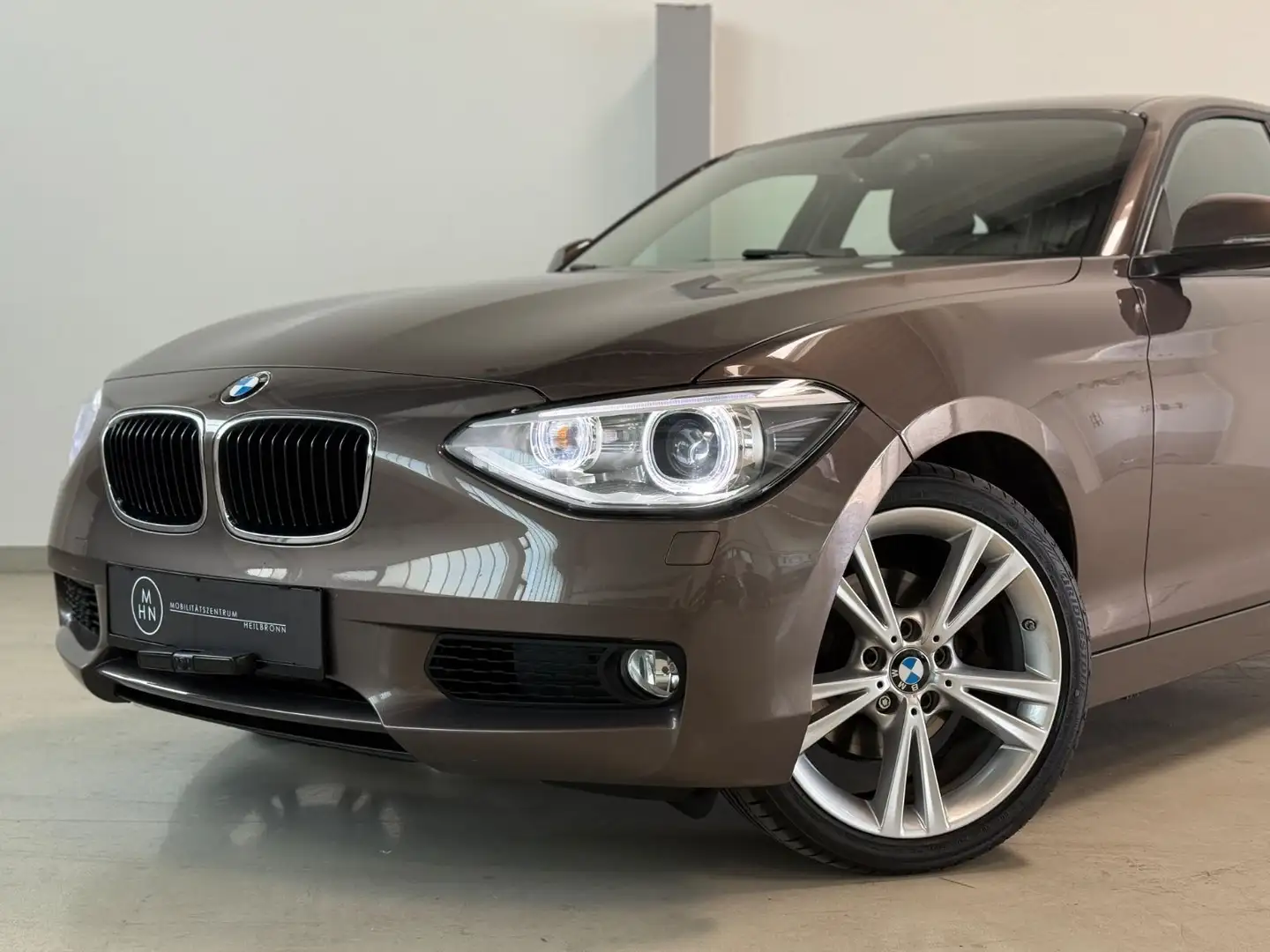 BMW 118 i Sport Line XENON*KAM*NAVI*SCHECK*PDC*SHZ Brun - 2