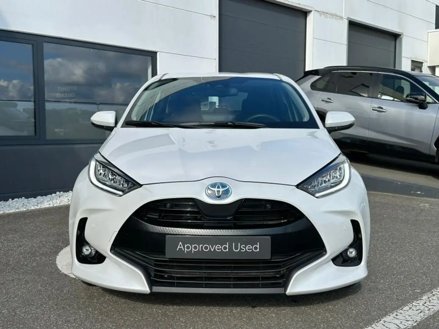 Toyota Yaris Iconic Wit - 2