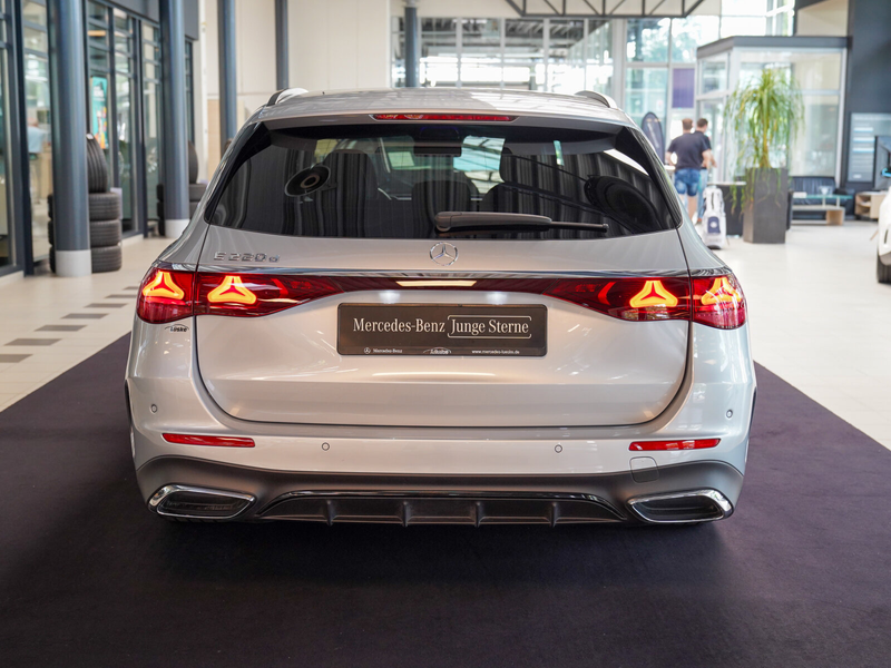 Mercedes-Benz E 220 E 220 d T AMG Line Night DIGITAL LIGHT 360° AHK — photo 4
