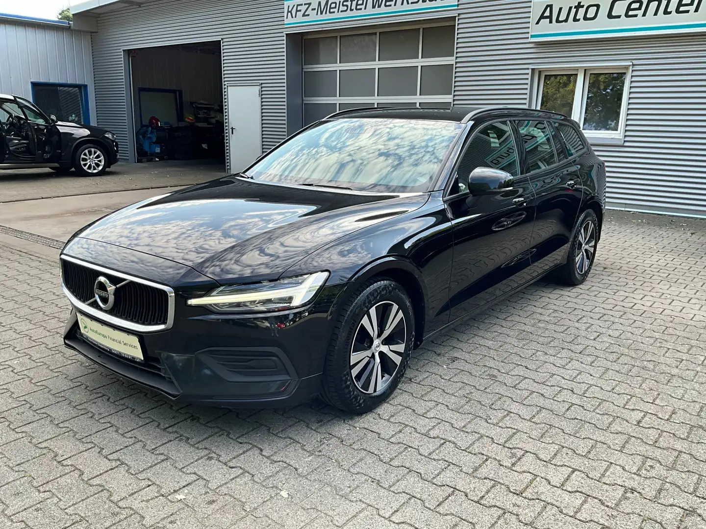 Volvo V60 2,0 D3 Geartronic Momentum Core Schwarz - 2